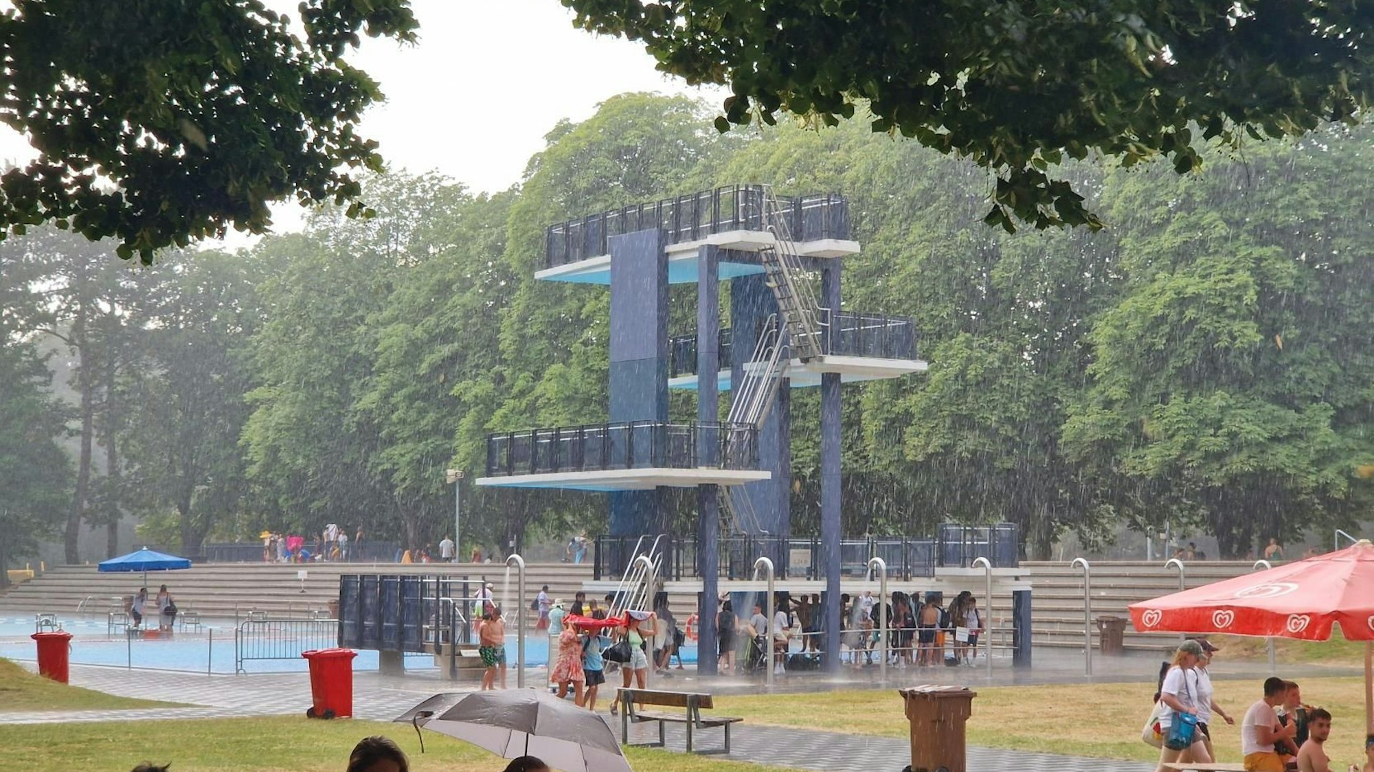 Das Bild zeigt das Kölner Stadionbad in Müngersdorf. Foto: Béla Csányi