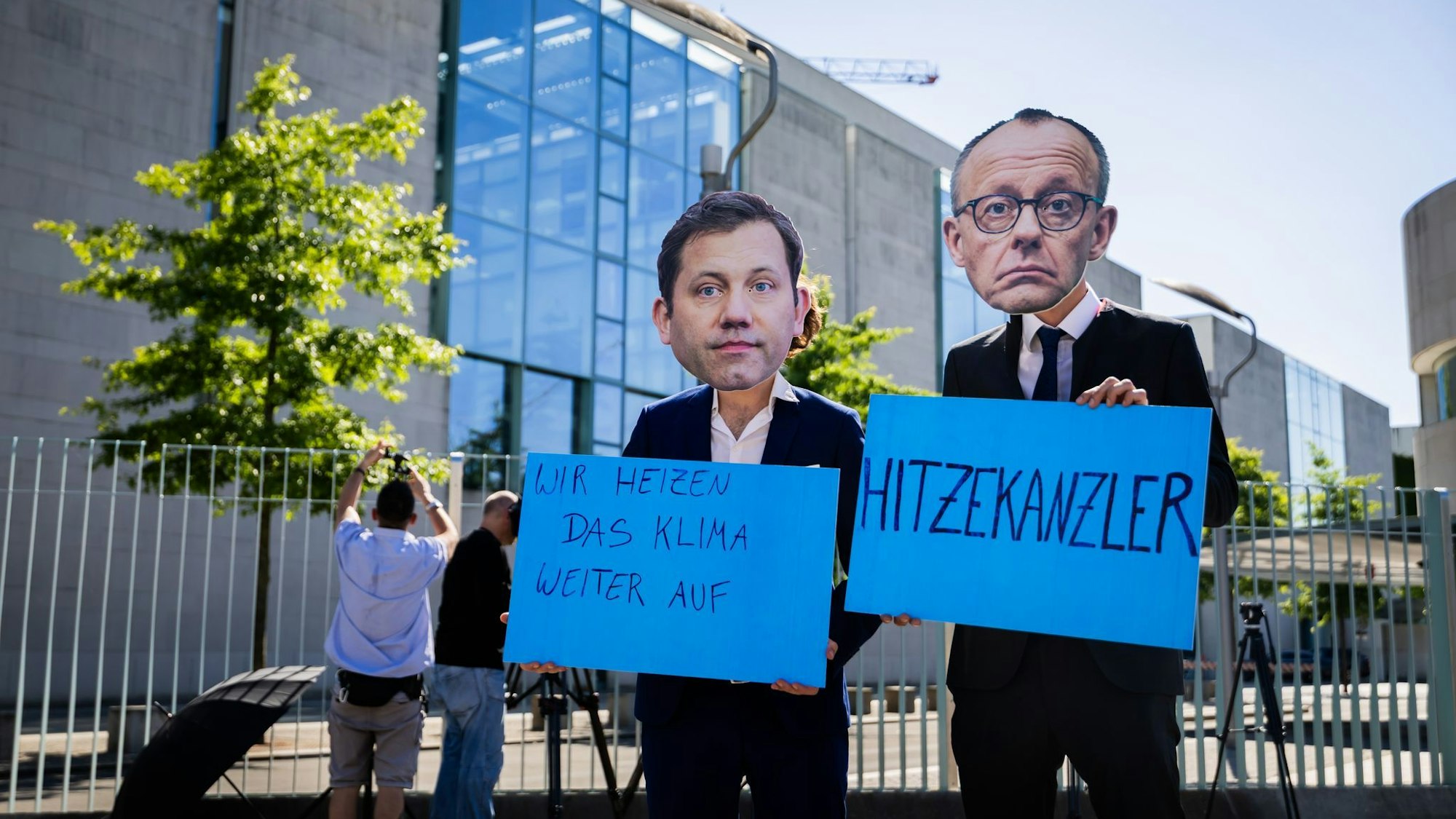 Auf diese beiden, gegen derden Politik Klimaschützer vor dem Kanzleramt demonstrieren, kommt es beim Koalitionsausschuss an.