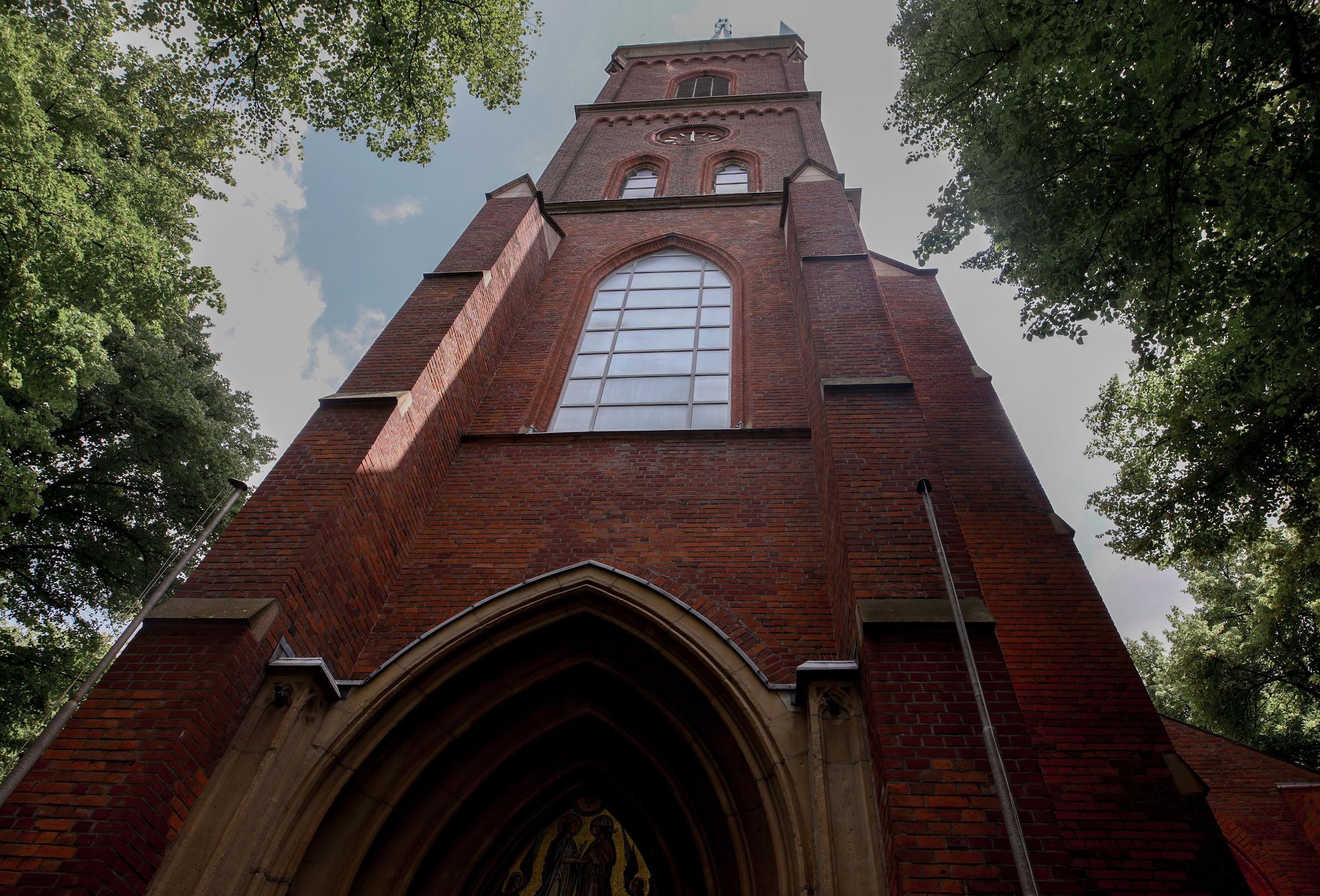 Das Portal einer Kirche ist von unten nach oben fotografiert.