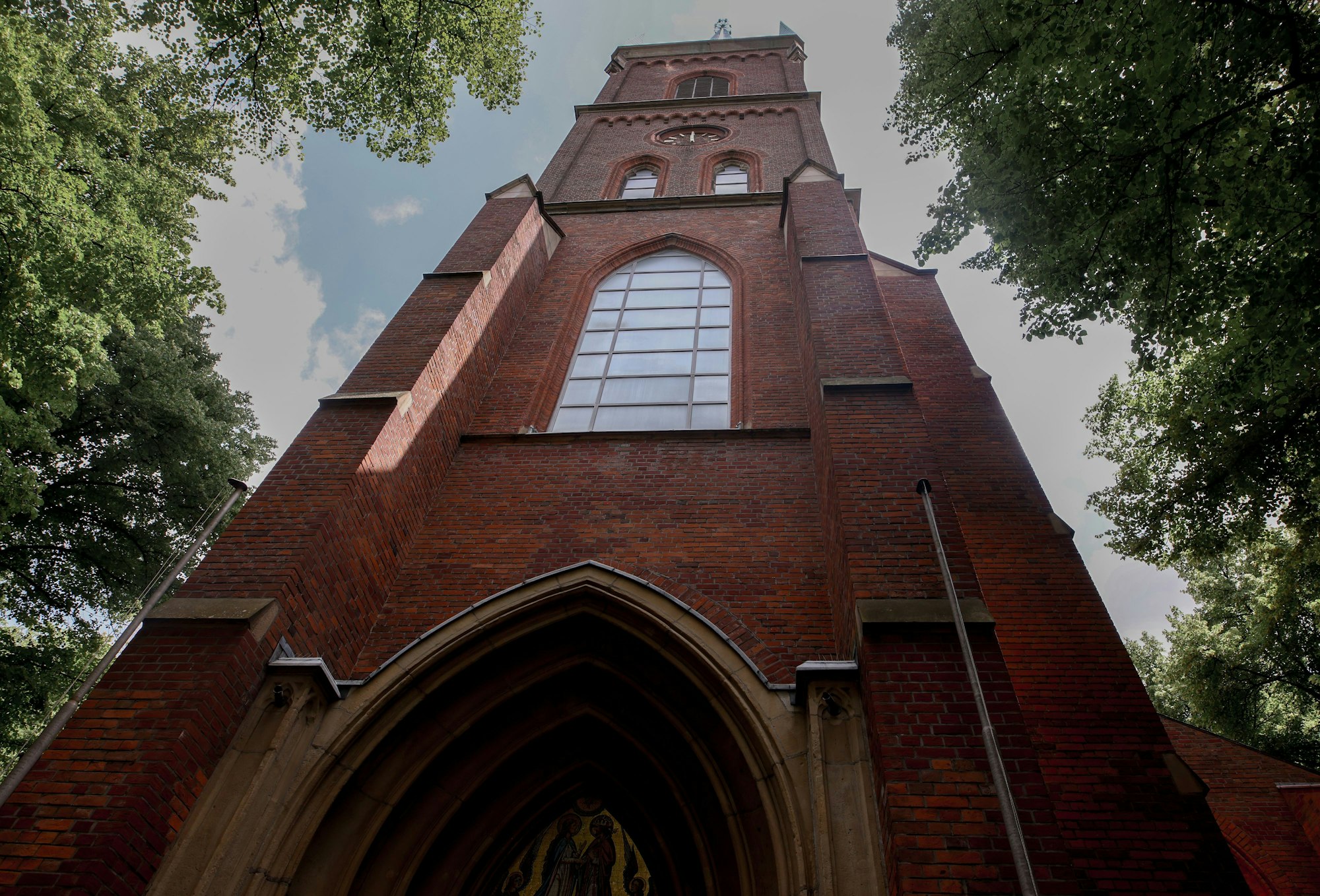 Das Portal einer Kirche ist von unten nach oben fotografiert.