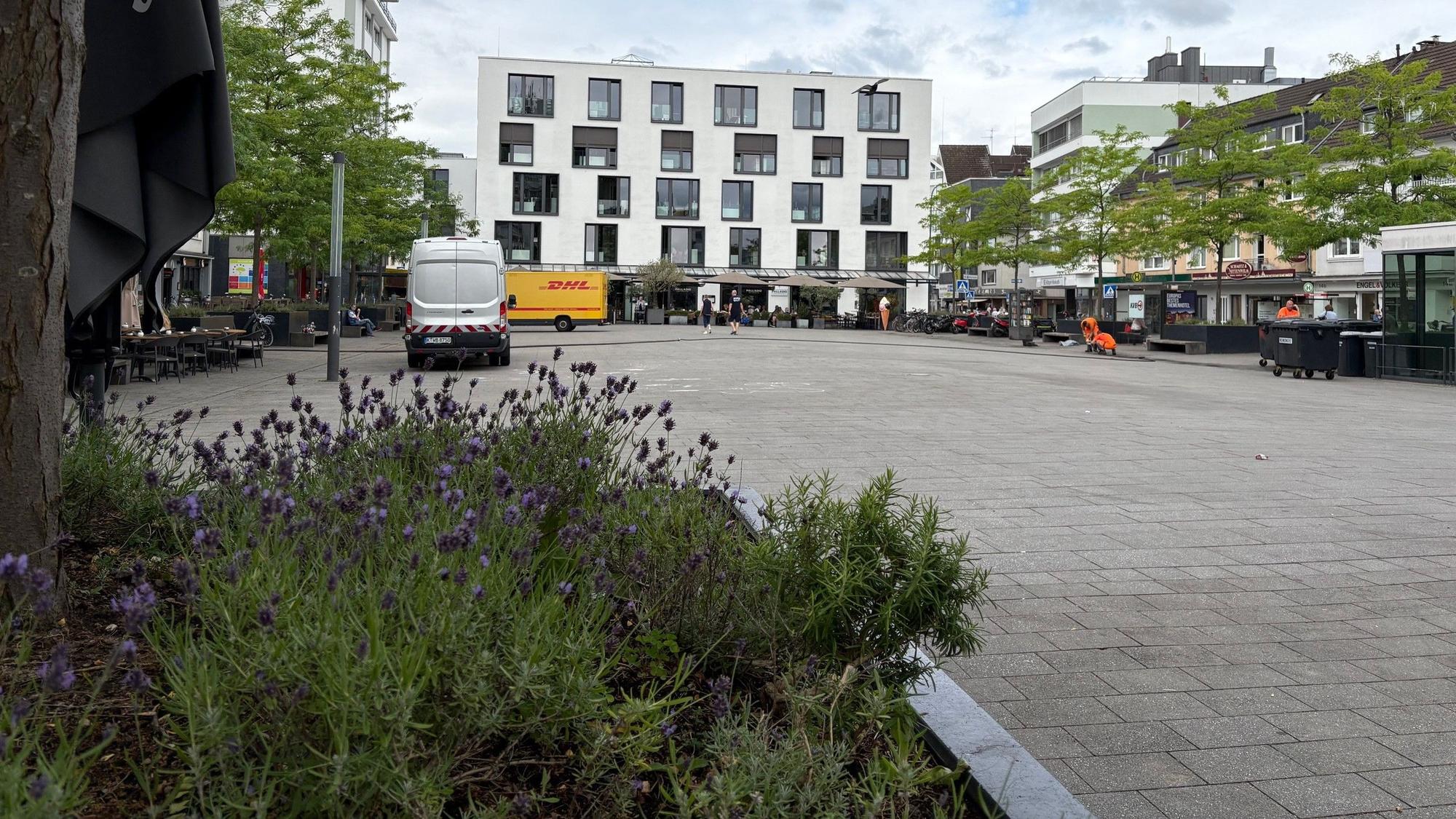 Der Maternusplatz in Rodenkirchen an einem Sommertag.
