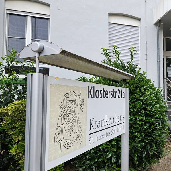 Zu sehen ist der mit rot-weißem Flatterband versperrte Haupteingang des Bedburger Krankenhauses.