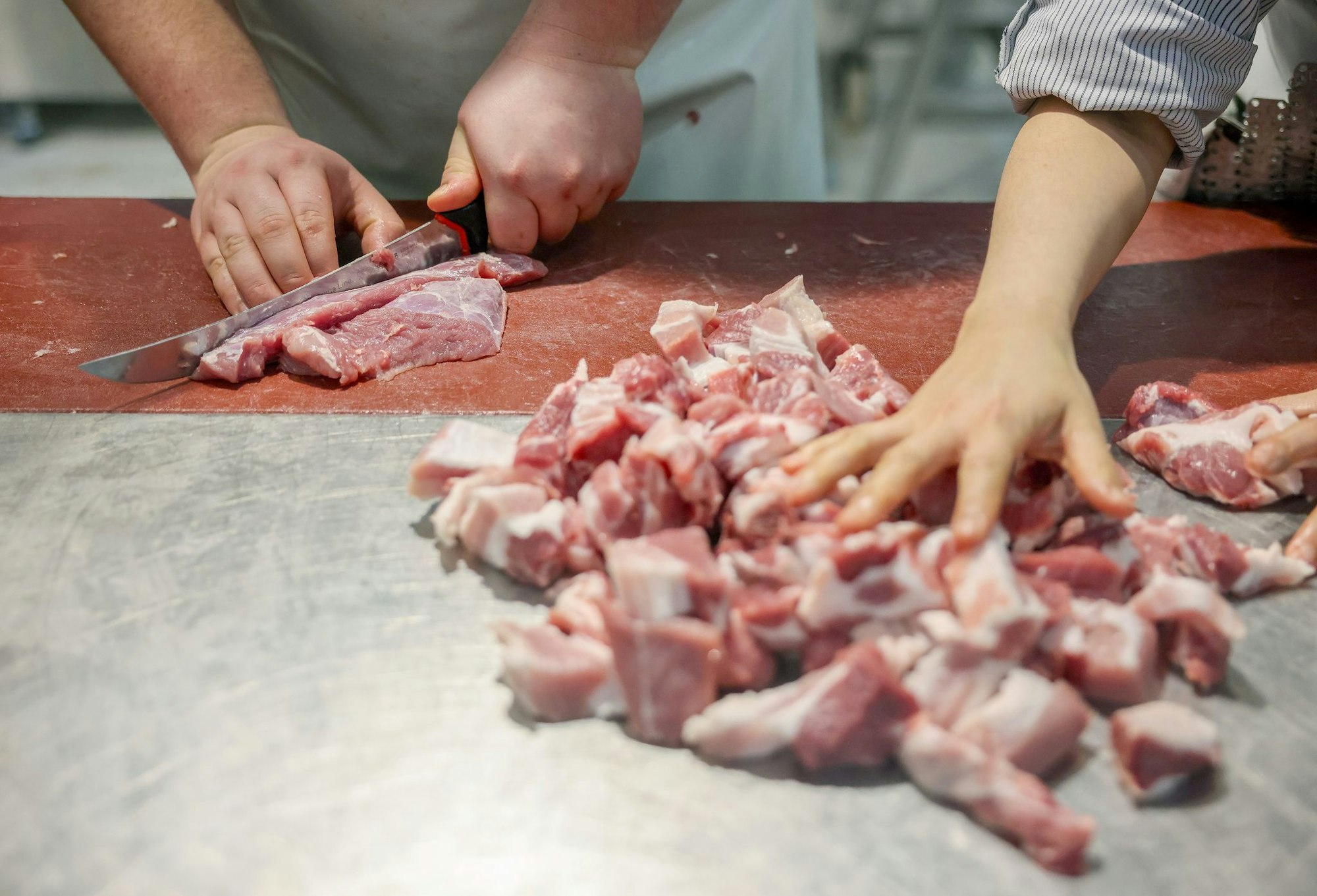 Bakteriell verunreinigtes Fleisch aus mehreren Metzgereien in Nordfrankreich hat eine Krankheitsserie mit 29 betroffenen Kindern und einem Todesfall ausgelöst. (Symbolbild)