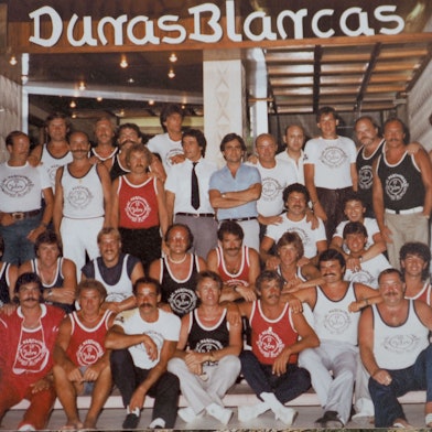 Werner Dive und andere Mitglieder des FC Merowinger stehen vor einem Hoteleingang