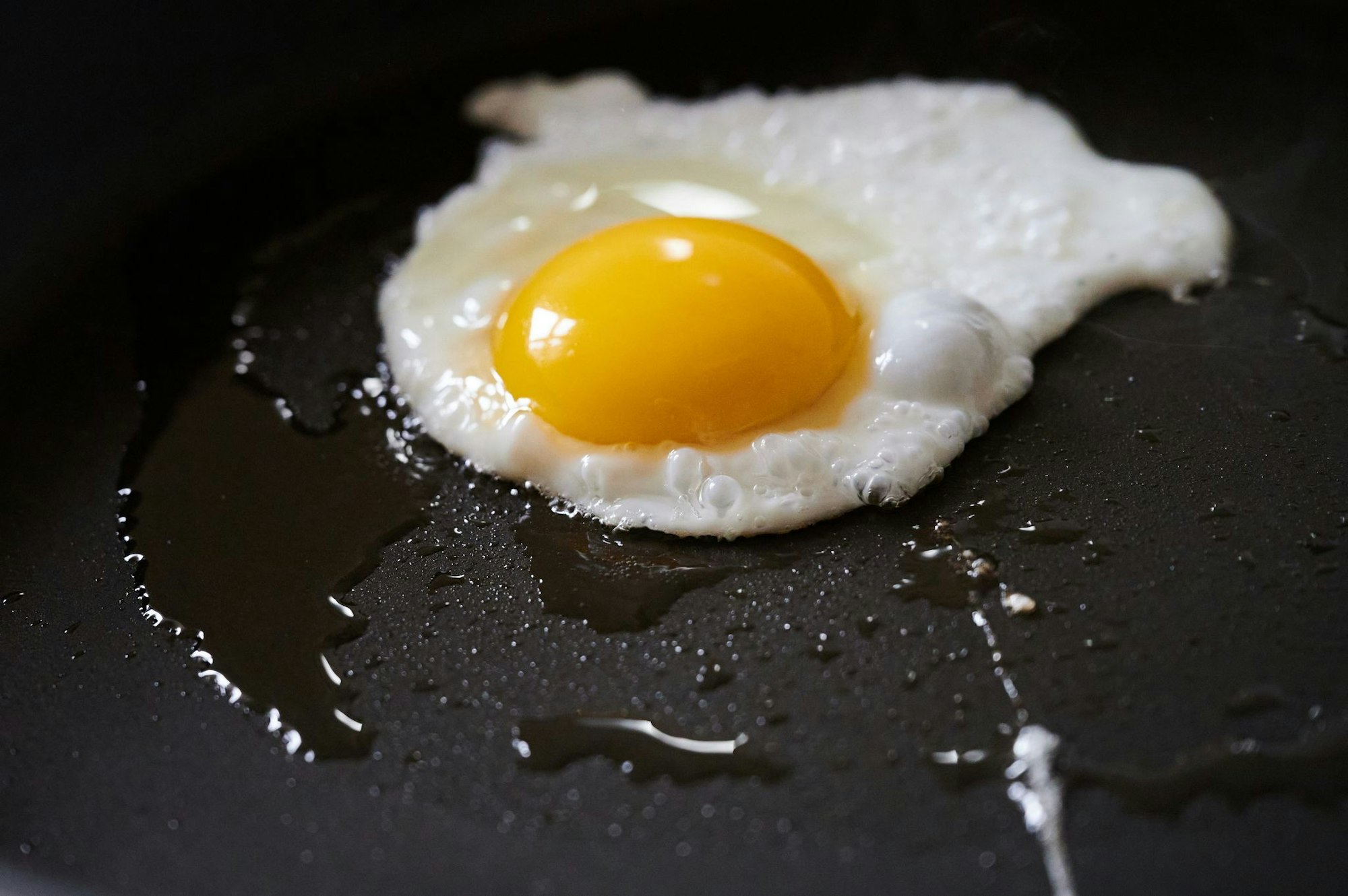 Der Erzieher will darauf aufmerksam machen, wie schlecht das Gelände seiner Mittelschule für Hitze gemacht ist. (Symbolbild)