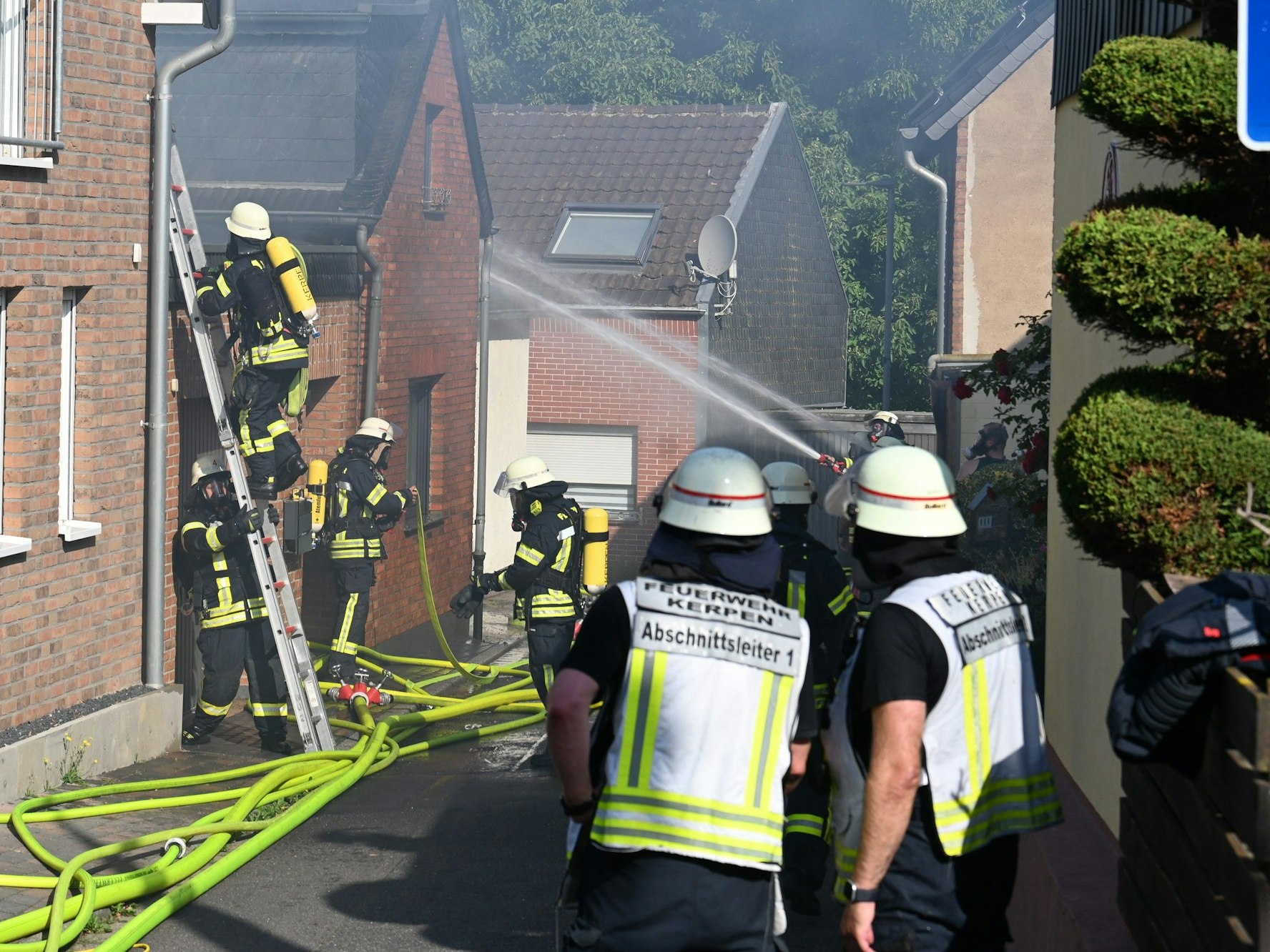 Das Bild zeigt mehrere Feuerwehrmänner an der Einsatzstelle.