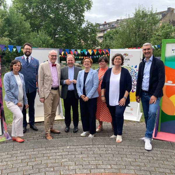 Beim Caritas-Jahresempfang im Garten der Religionen: Vorstandssprecher Markus Peters (r.), Bürgermeister Ralf Heinen (3. v. l.), Stadtdechant Robert Kleine (4. v. l.) und Vertreter und Verterinnen der Kölner Fachverbände In Via, KJA, Malteser Hilfsdienst, SkF und SKM