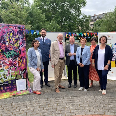 Beim Caritas-Jahresempfang im Garten der Religionen: Vorstandssprecher Markus Peters (r.), Bürgermeister Ralf Heinen (3. v. l.), Stadtdechant Robert Kleine (4. v. l.) und Vertreter und Verterinnen der Kölner Fachverbände In Via, KJA, Malteser Hilfsdienst, SkF und SKM