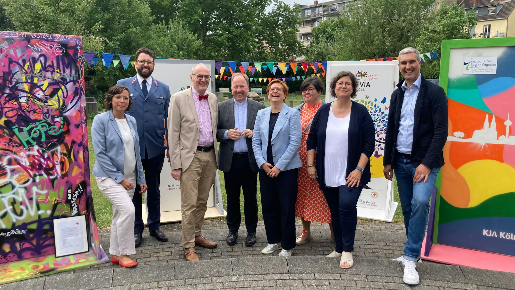 Beim Caritas-Jahresempfang im Garten der Religionen: Vorstandssprecher Markus Peters (r.), Bürgermeister Ralf Heinen (3. v. l.), Stadtdechant Robert Kleine (4. v. l.) und Vertreter und Verterinnen der Kölner Fachverbände In Via, KJA, Malteser Hilfsdienst, SkF und SKM