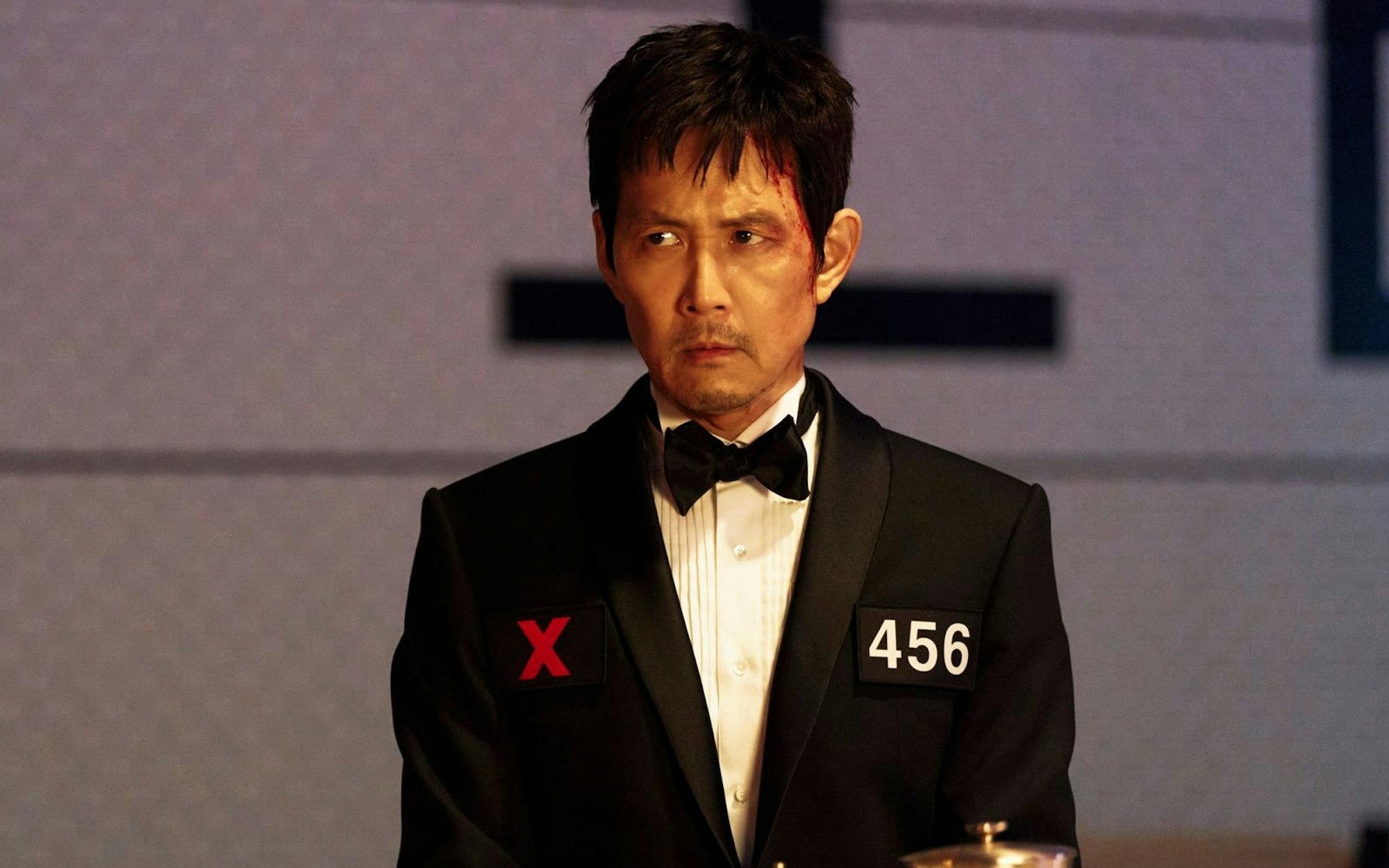 Gi-Hun (Lee Jung-jae) darf in Staffel drei des koreanischen Netflix-Superhits „Squid Game“ seine Spieluniform sogar mal gegen einen eleganten Abendanzug tauschen. (Bild: © 2025 Netflix, Inc.)