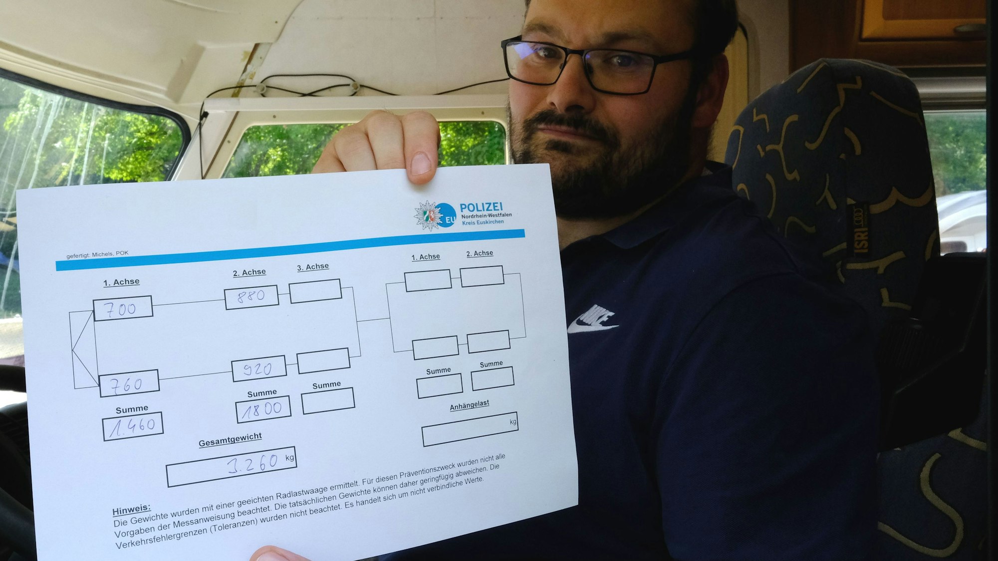 Wohnmobilist Sascha Schneider zeigt das Messprotokoll für sein Fahrzeug.