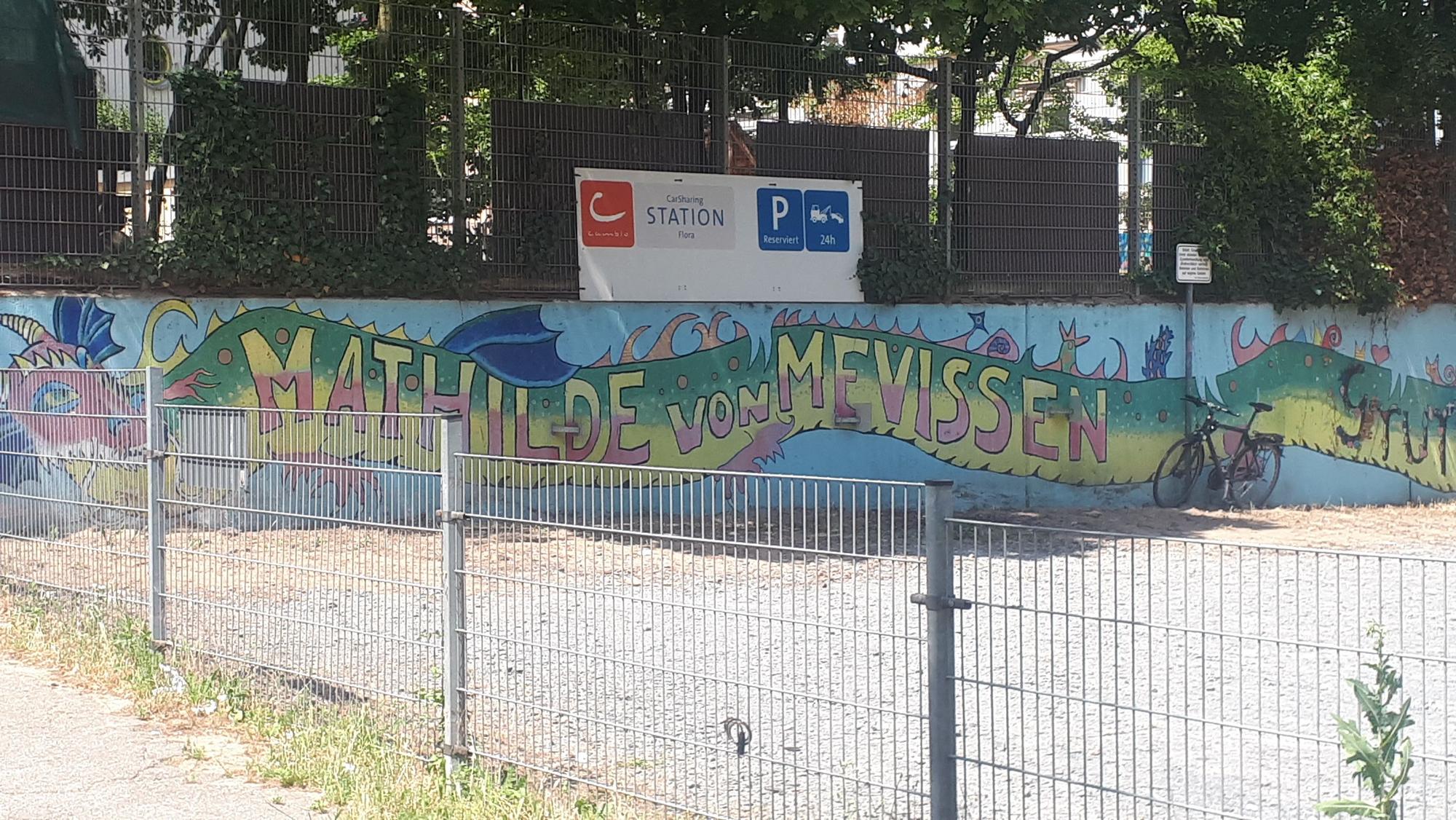 Der Carsharing-Parkplatz neben der Mathilde-von-Mevissen-Grundschule soll zur Schulhof-Erweiterungsfläche werden.