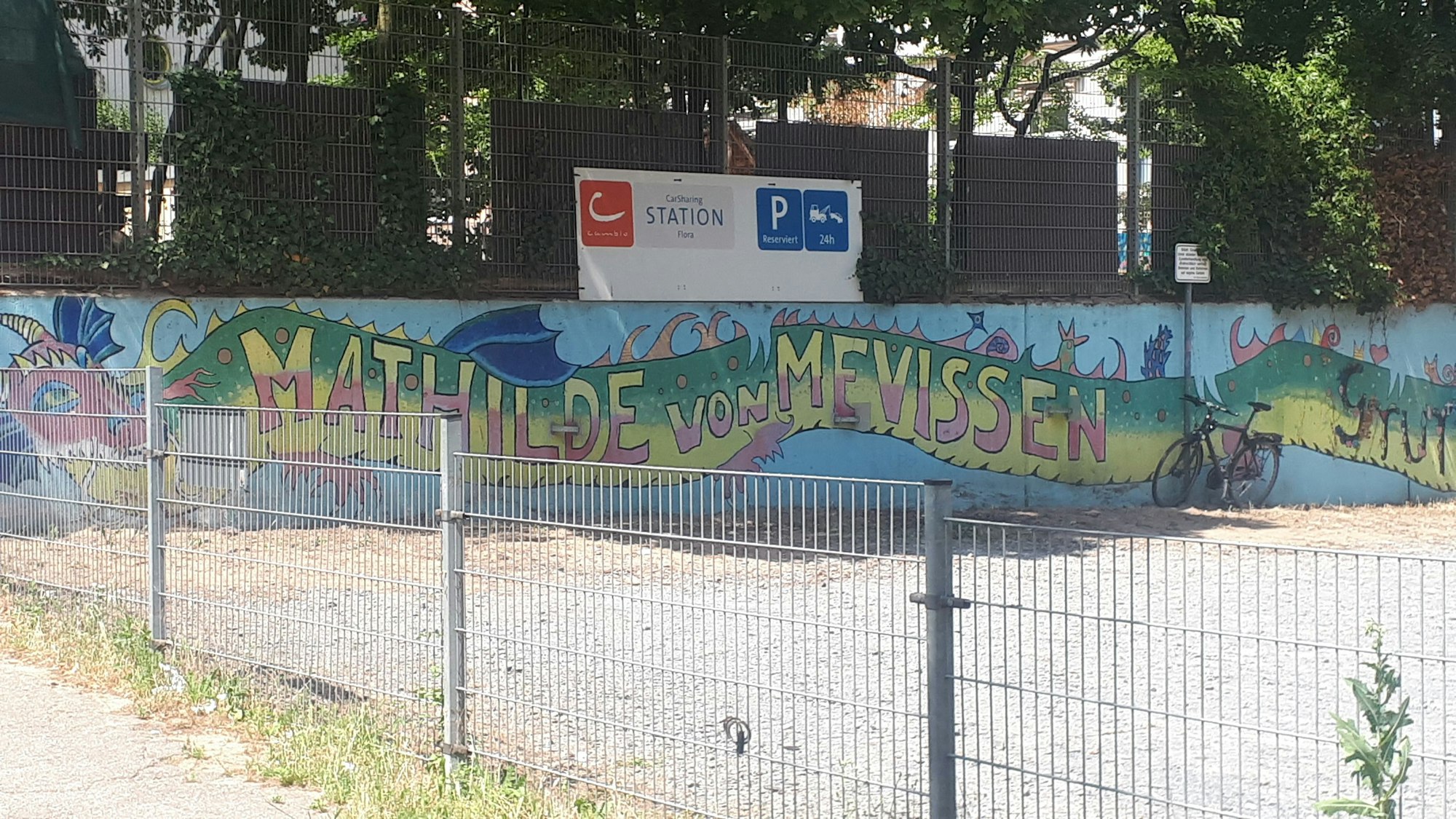 Der Carsharing-Parkplatz neben der Mathilde-von-Mevissen-Grundschule soll zur Schulhof-Erweiterungsfläche werden.