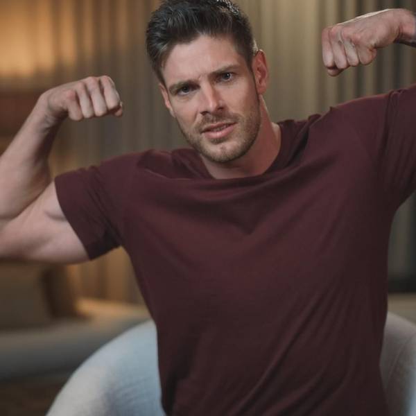 Martin Braun aus Troisdorf sucht in der RTL-Datingshow „Die Bachelors“ die große Liebe. Hier spannt er beide Armbizepse in Richtung der Kameras an.
