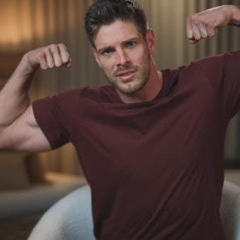 Martin Braun aus Troisdorf sucht in der RTL-Datingshow „Die Bachelors“ die große Liebe. Hier spannt er beide Armbizepse in Richtung der Kameras an.
