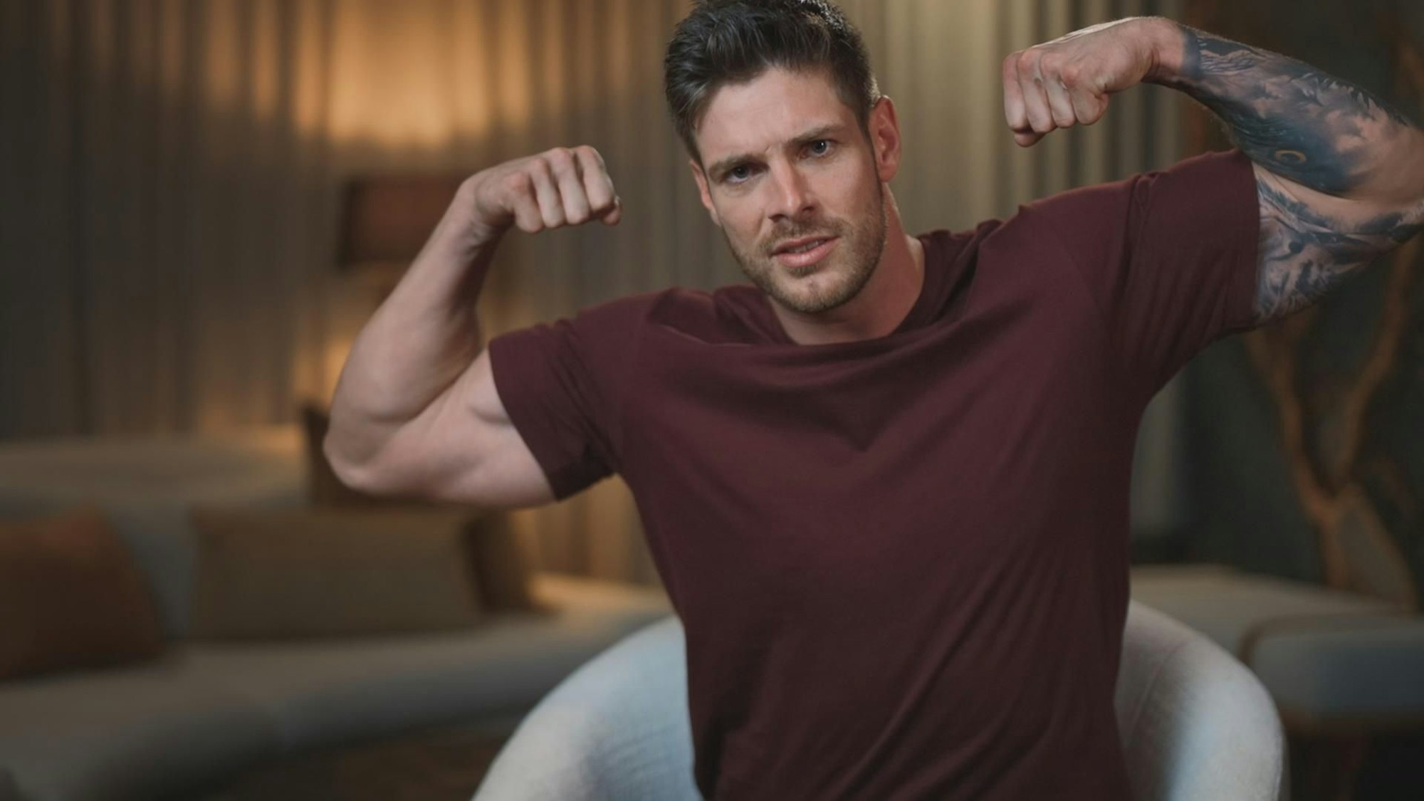 Martin Braun aus Troisdorf sucht in der RTL-Datingshow „Die Bachelors“ die große Liebe. Hier spannt er beide Armbizepse in Richtung der Kameras an.
