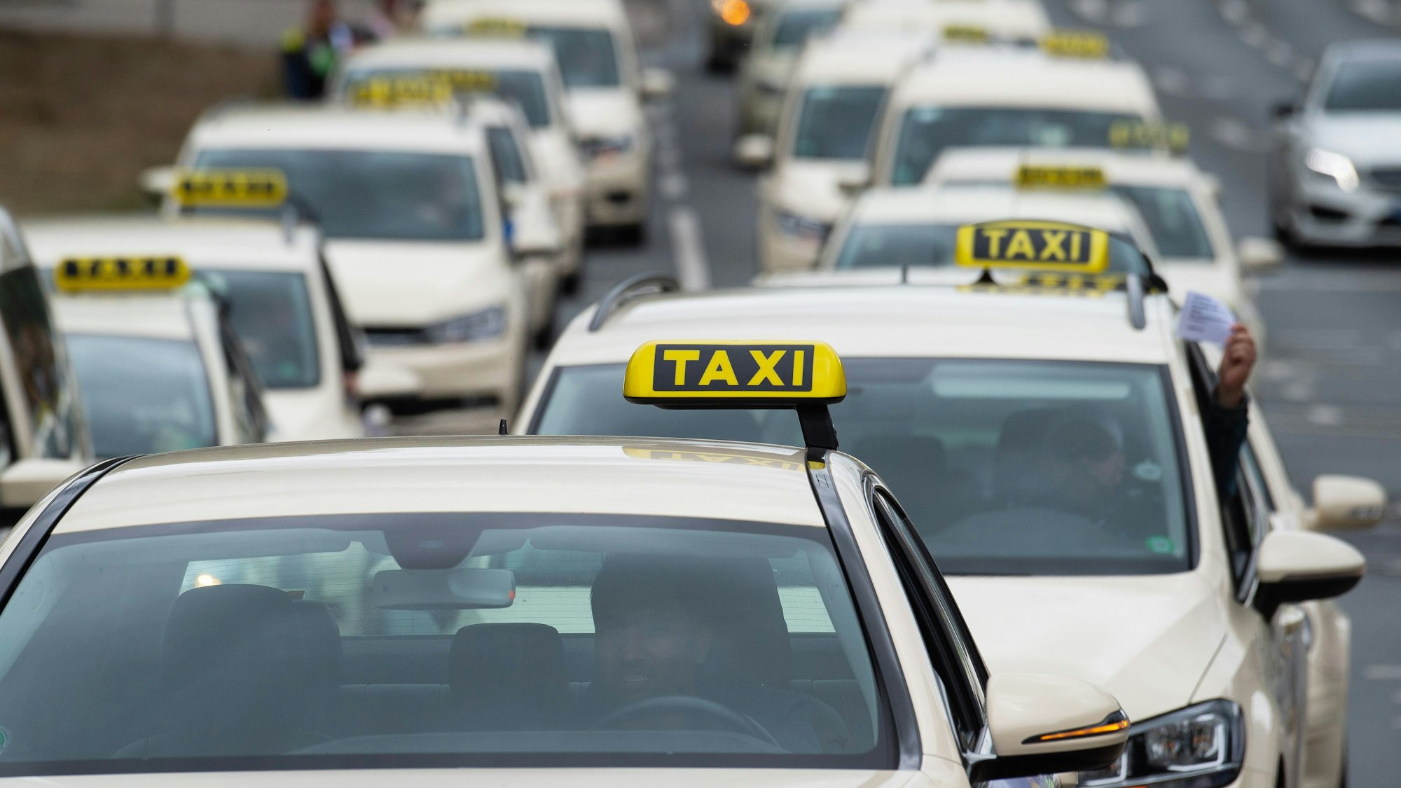 ARCHIV - 25.06.2018, Hessen, Kassel: Taxis fahren im Protest-Konvoi durch die Innenstadt von Kassel und protestieren gegen neue Konkurrenz im Geschäft der Personenbeförderung. (zu dpa: «Taxi-Gewerbe protestiert bundesweit für Mindestpreise») Foto: Swen Pförtner/dpa +++ dpa-Bildfunk +++
