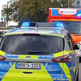 Ein Einsatzwagen der Polizei und ein Rettungswagen (Symbolfoto).