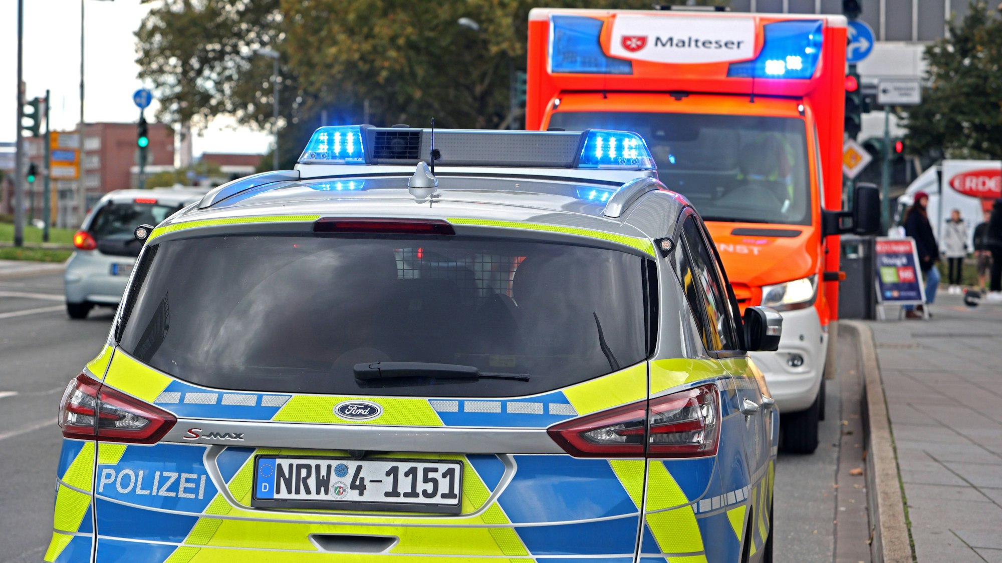Ein Polizeiwagen und ein Rettungswagen bei einem Einsatz in der Innenstadt (Symbolfoto).