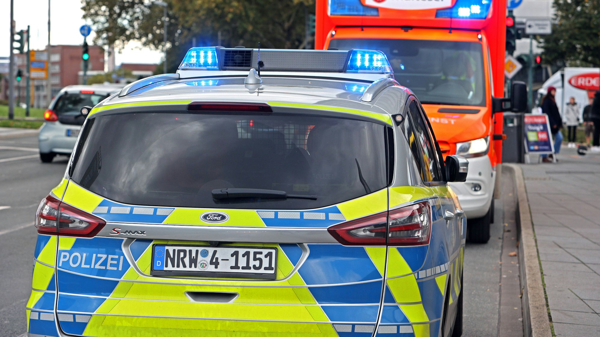 Das Bild zeigt einen Streifenwagen und einen Rettungswagen.
