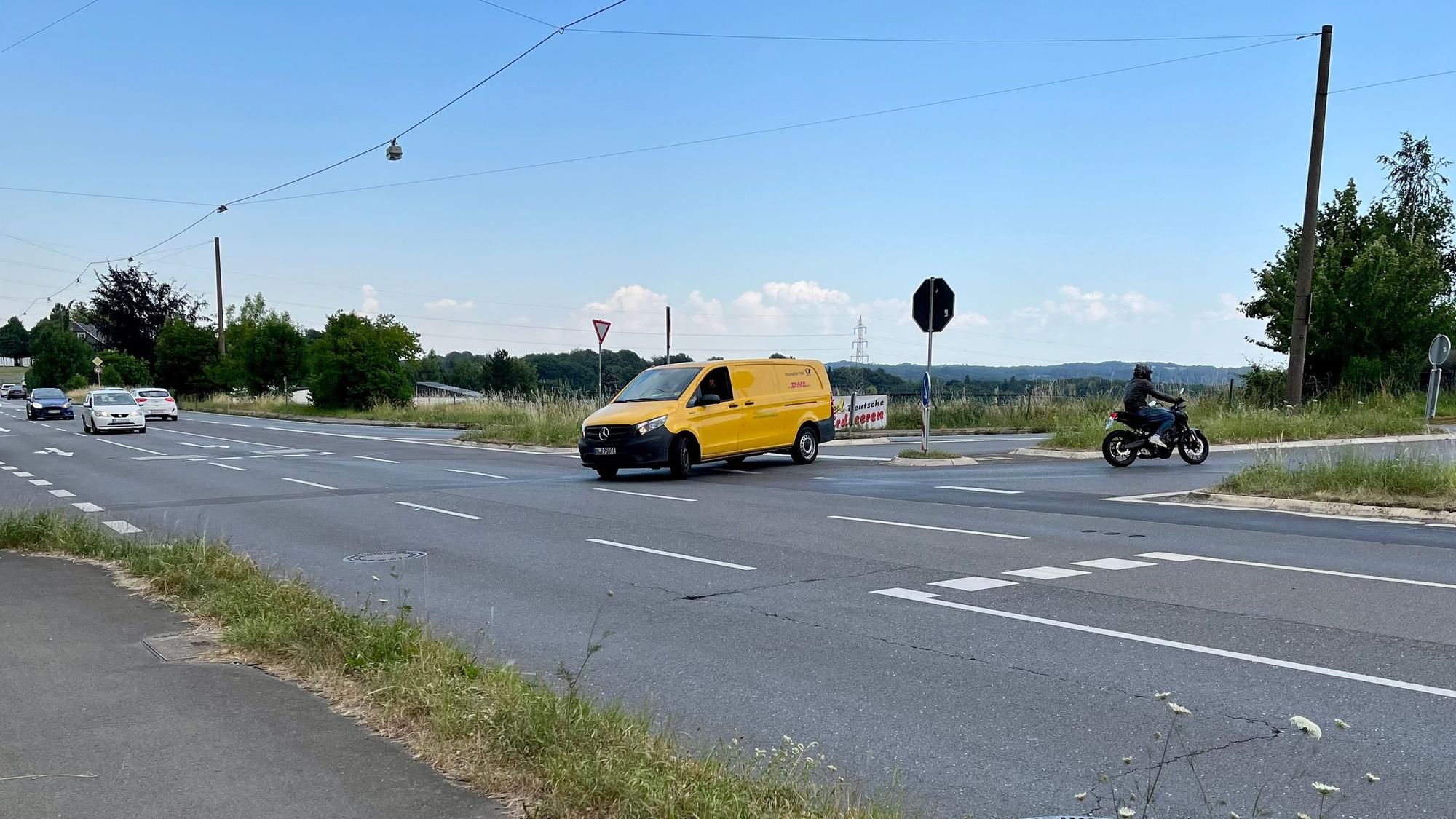Die Einmündung der Landesstraße 310 in die Bundesstraße 51