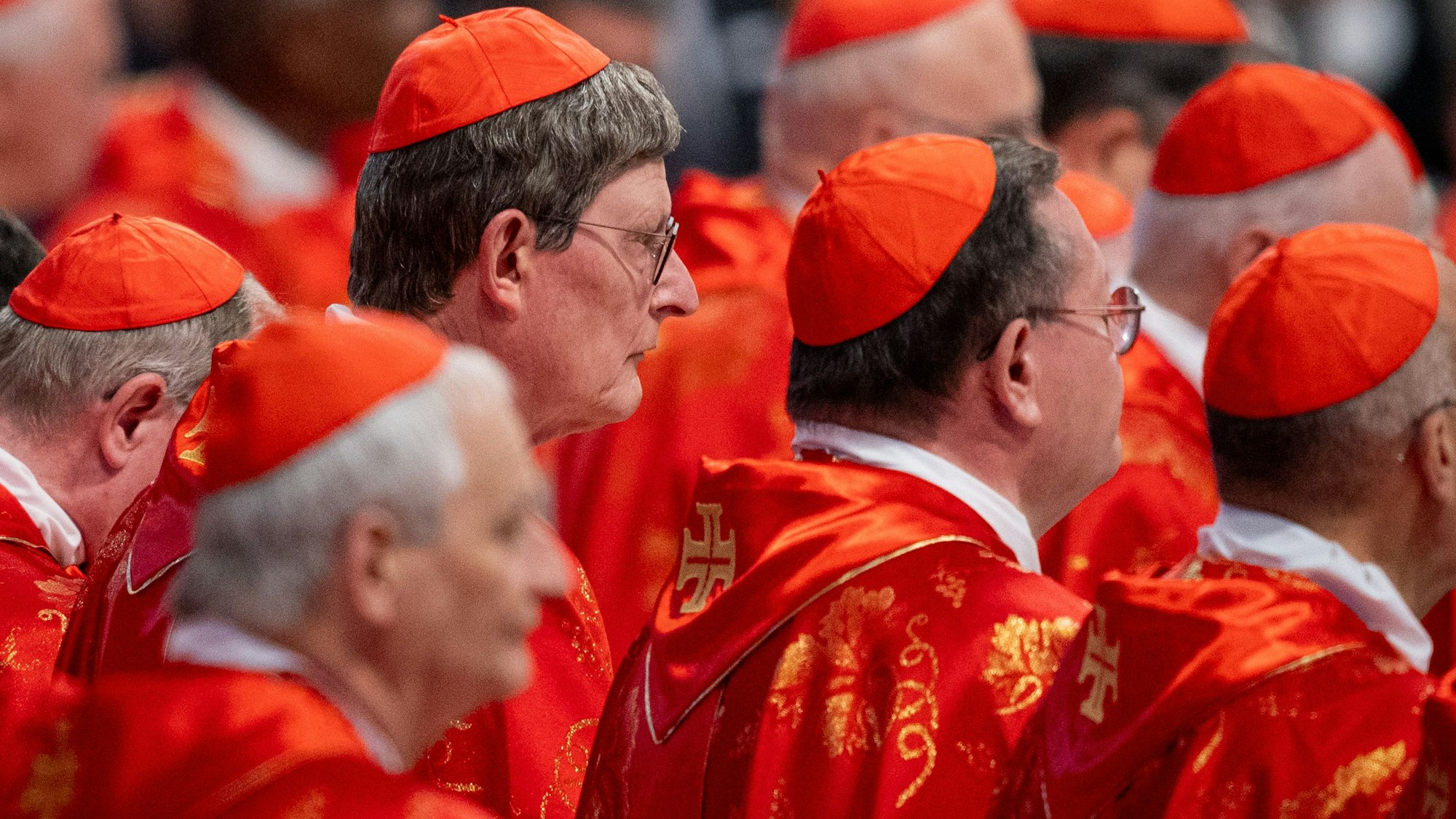 Kardinal Rainer Woelki (3. von links) im Kreis weiterer Kardinäle vor Beginn der Papstwahl im Mai 2025.