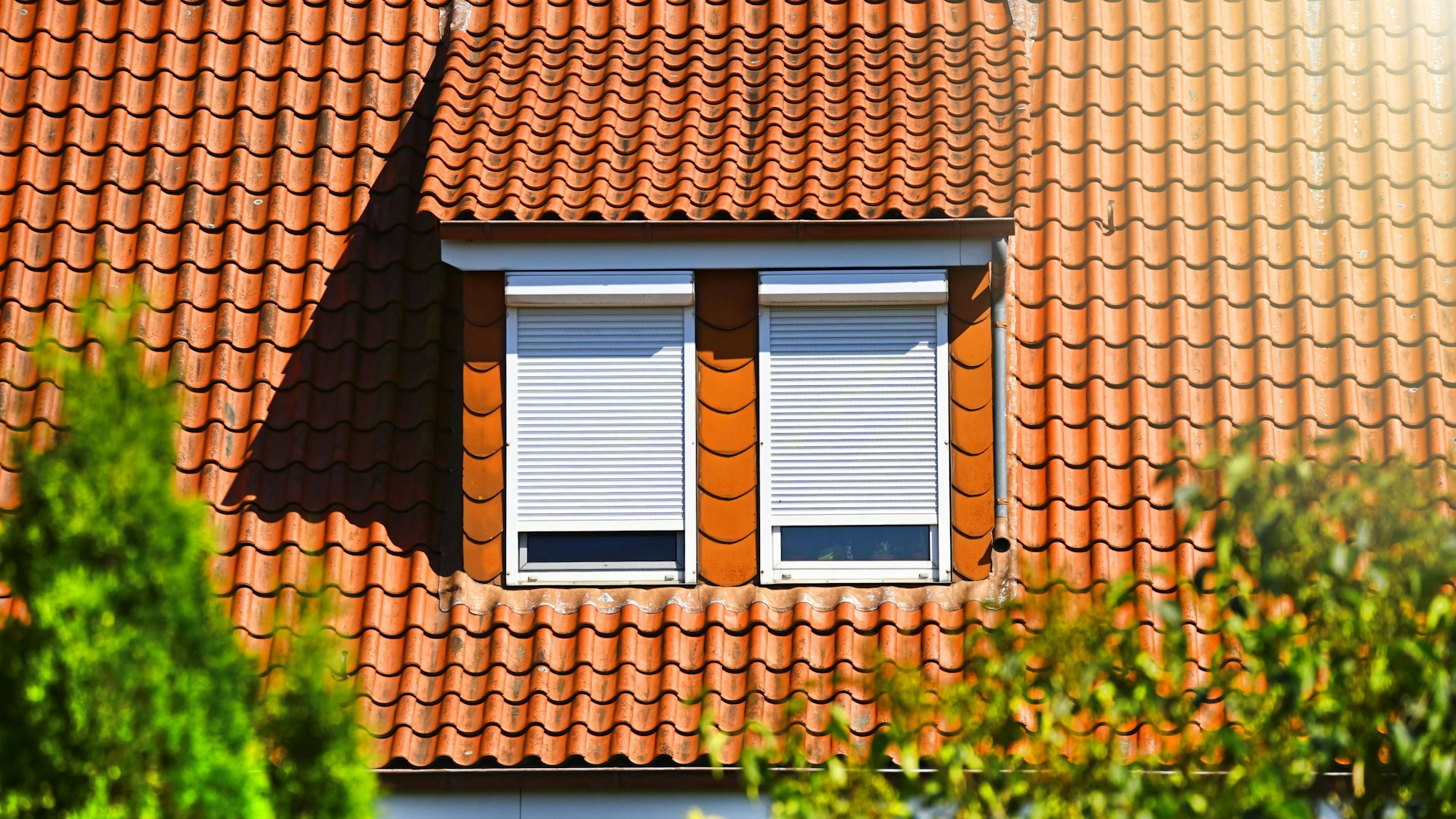 Rollladen schützen vor Sommerhitze. (Symbolbild)