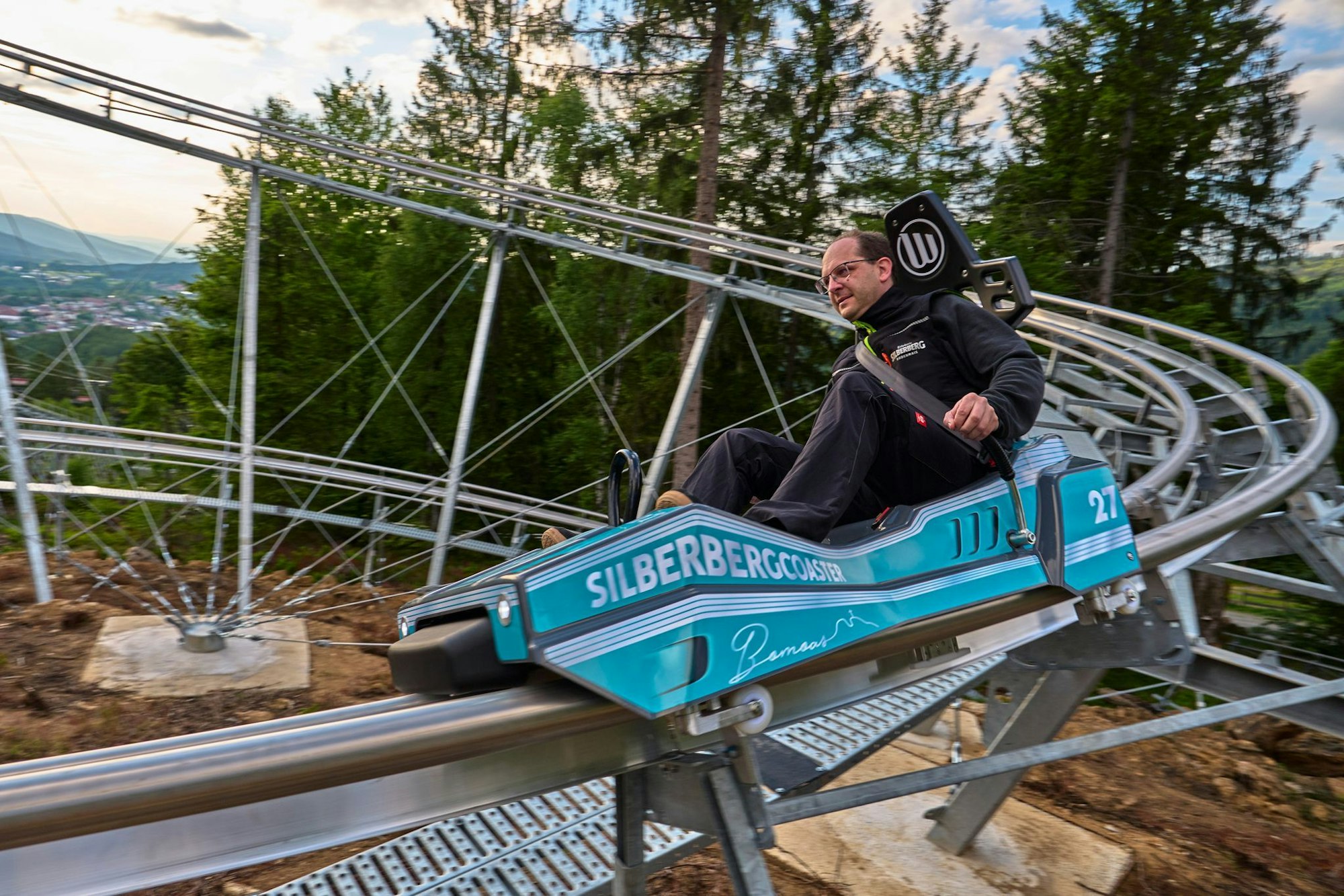 Mit der neuen Allwetterrodelbahn «Silberberg Coaster» geht es mit bis zu 40 km/h rund 800 Meter lang durch die Baumkronen.