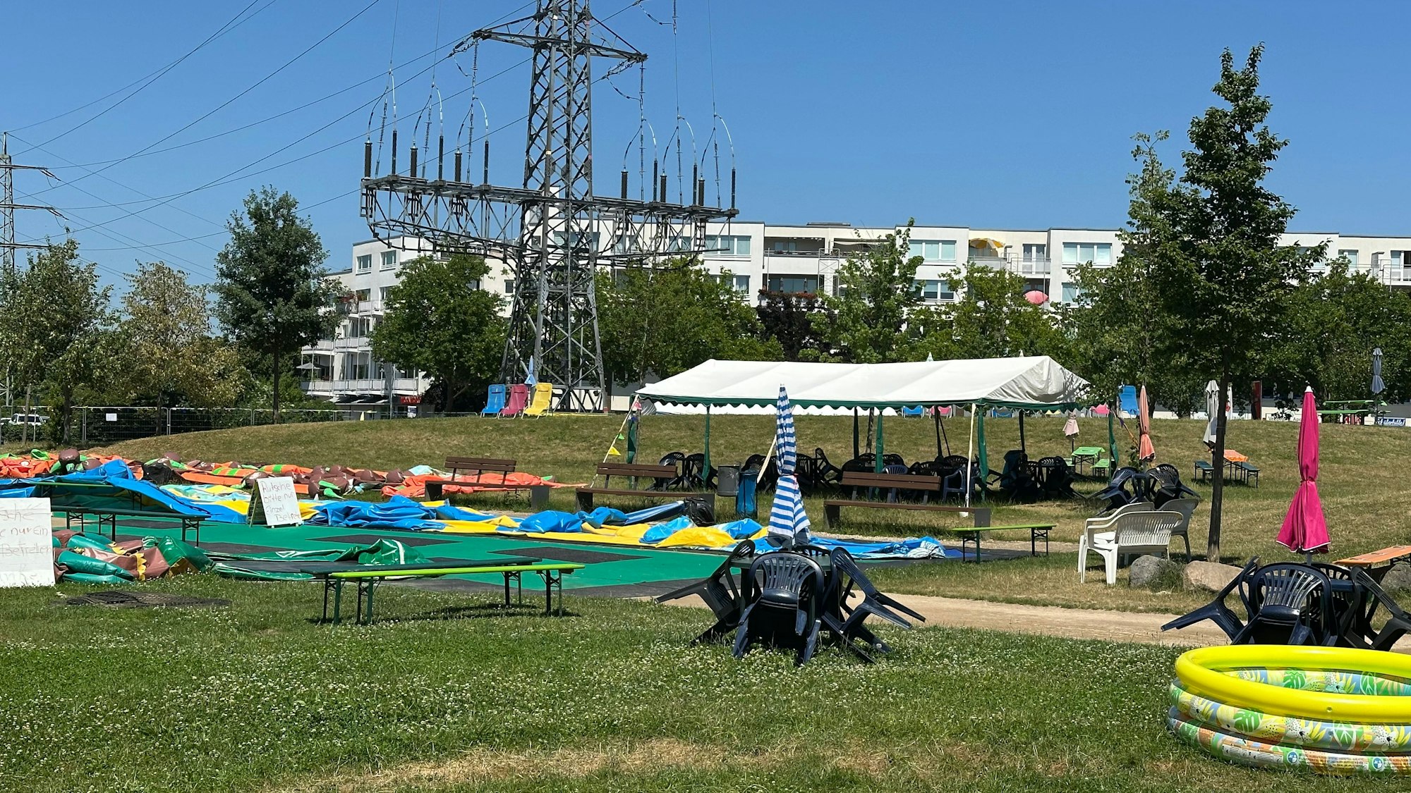 Keiner sonnt sich, keiner planscht: Der Dino-Park vorm Huma ist geschlossen.