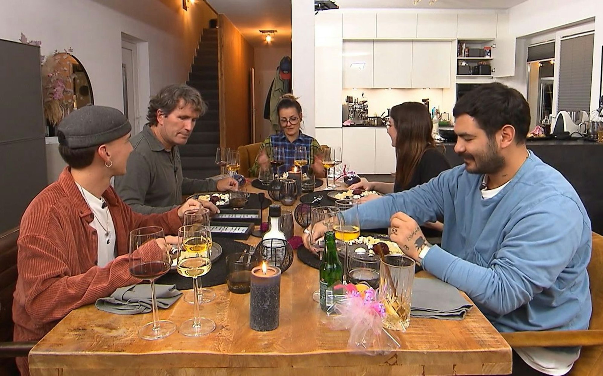 Mit Blaubeersorbet, Joghurtcreme und weißem Schokokuchen geht der dritte Dinner-Abend zu Ende, von links: Dennis, Ansgar, Gastgeberin Esther, Eva und Basar. (Bild: RTL)