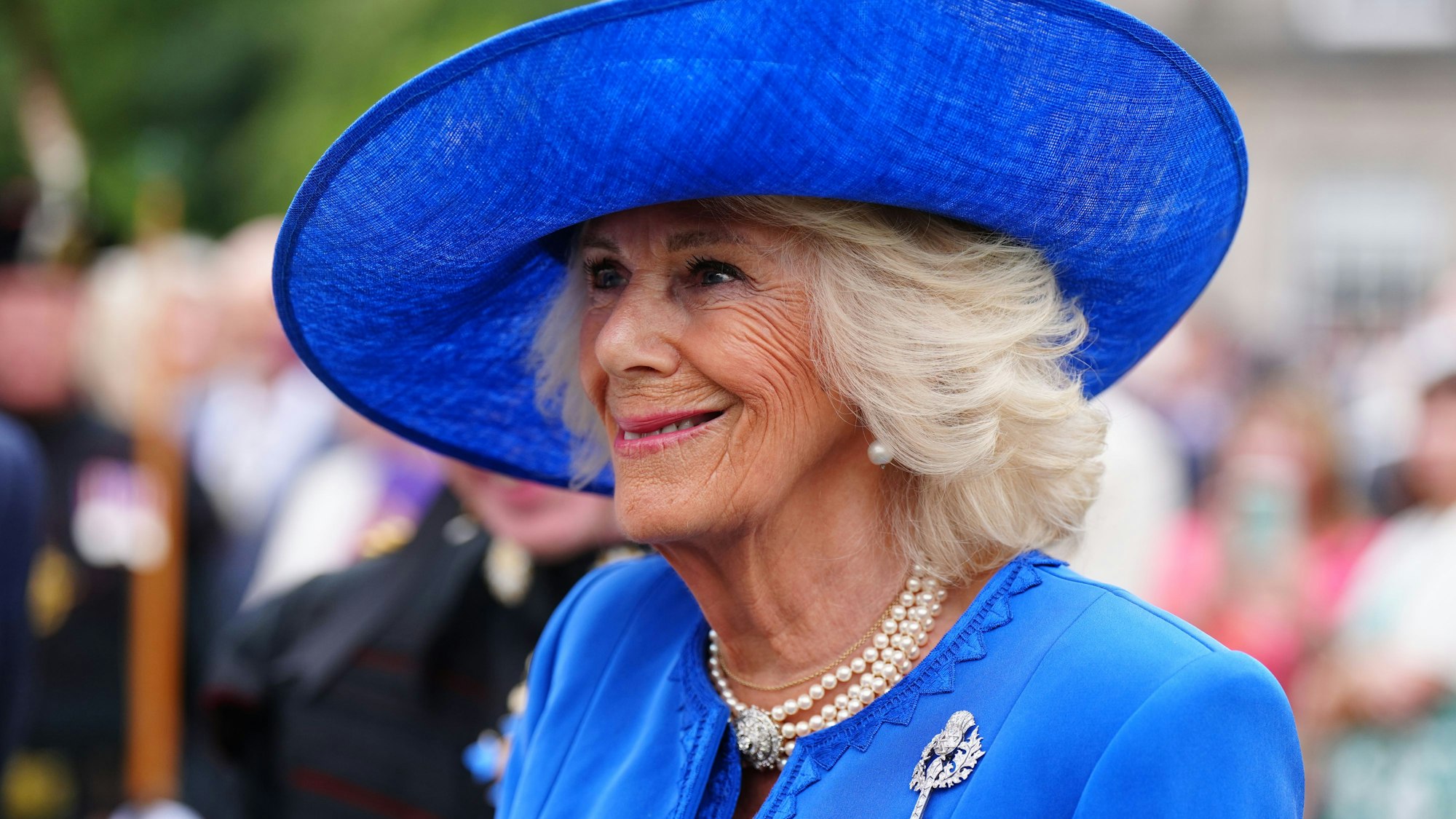 Königin Camilla nimmt an der Sovereign's Garden Party im Palace of Holyroodhouse teil.