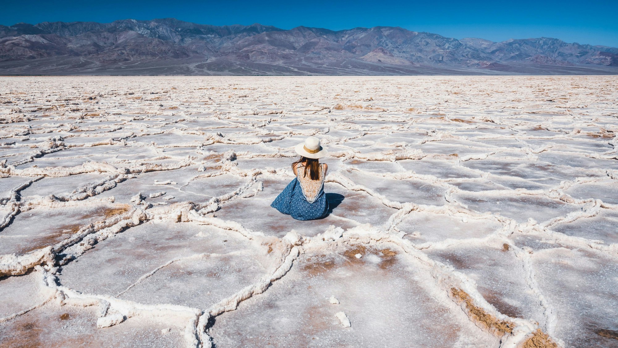 Salt Flats im Death Valley National Park. Silhouette einer Frau, die die Aussicht genießt.