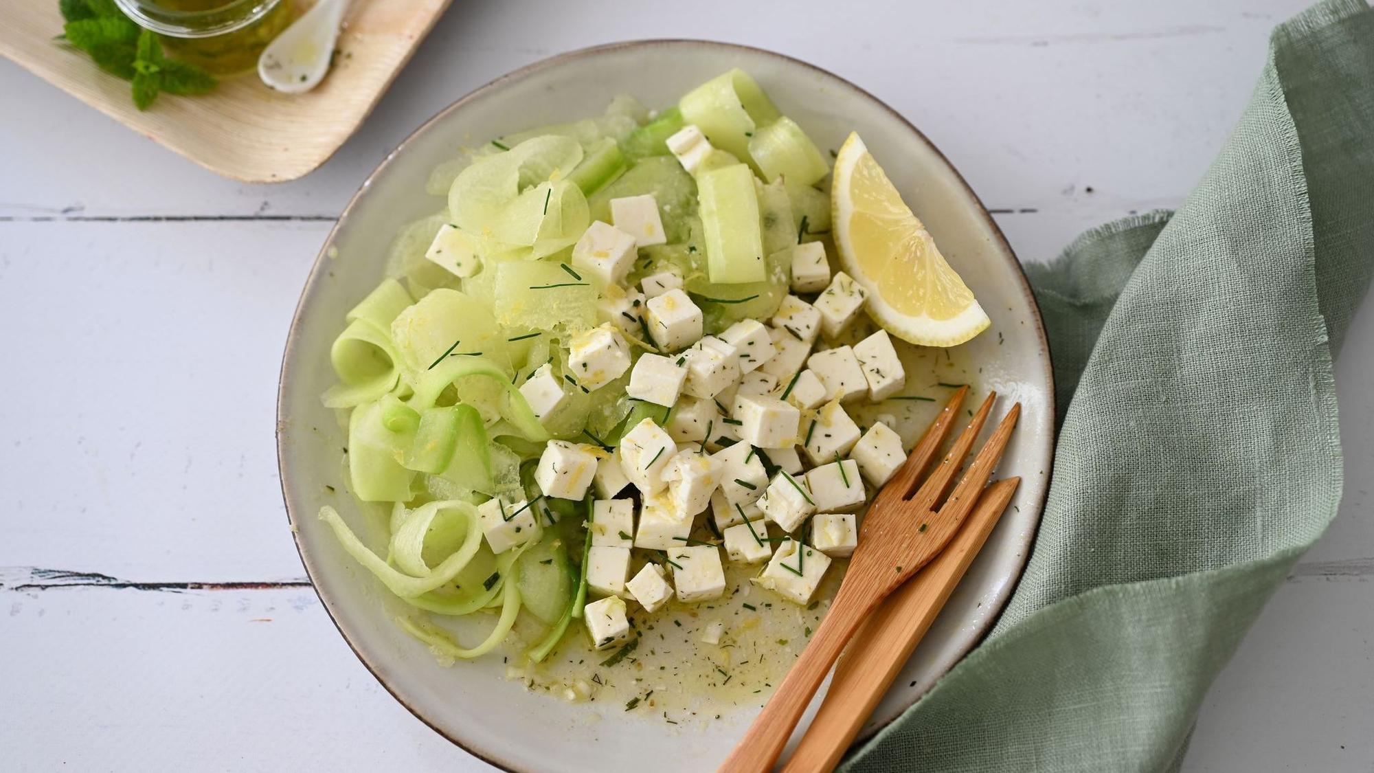 Mit dem Sparschäler gelingen hauchdünne Scheiben von der Honigmelone und Gurke. Sie geben dem Salat eine spezielle Textur.
