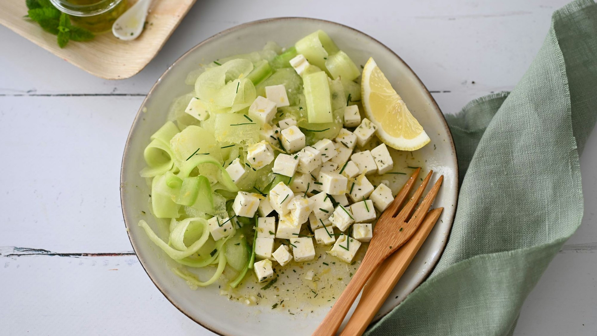 Mit dem Sparschäler gelingen hauchdünne Scheiben von der Honigmelone und Gurke. Sie geben dem Salat eine spezielle Textur.