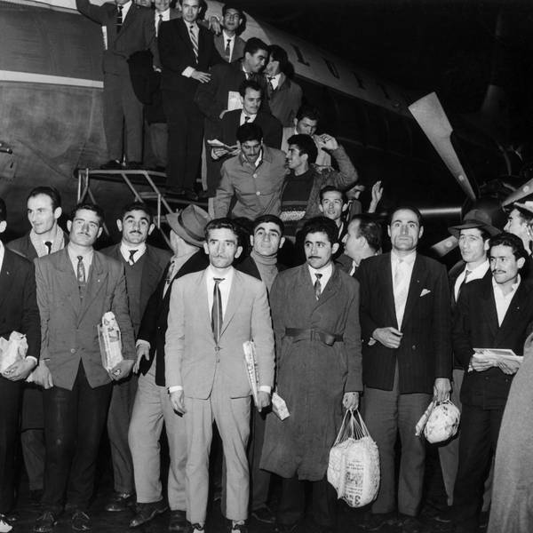 55 Gastarbeiter steigen aus einem Flugzeug.