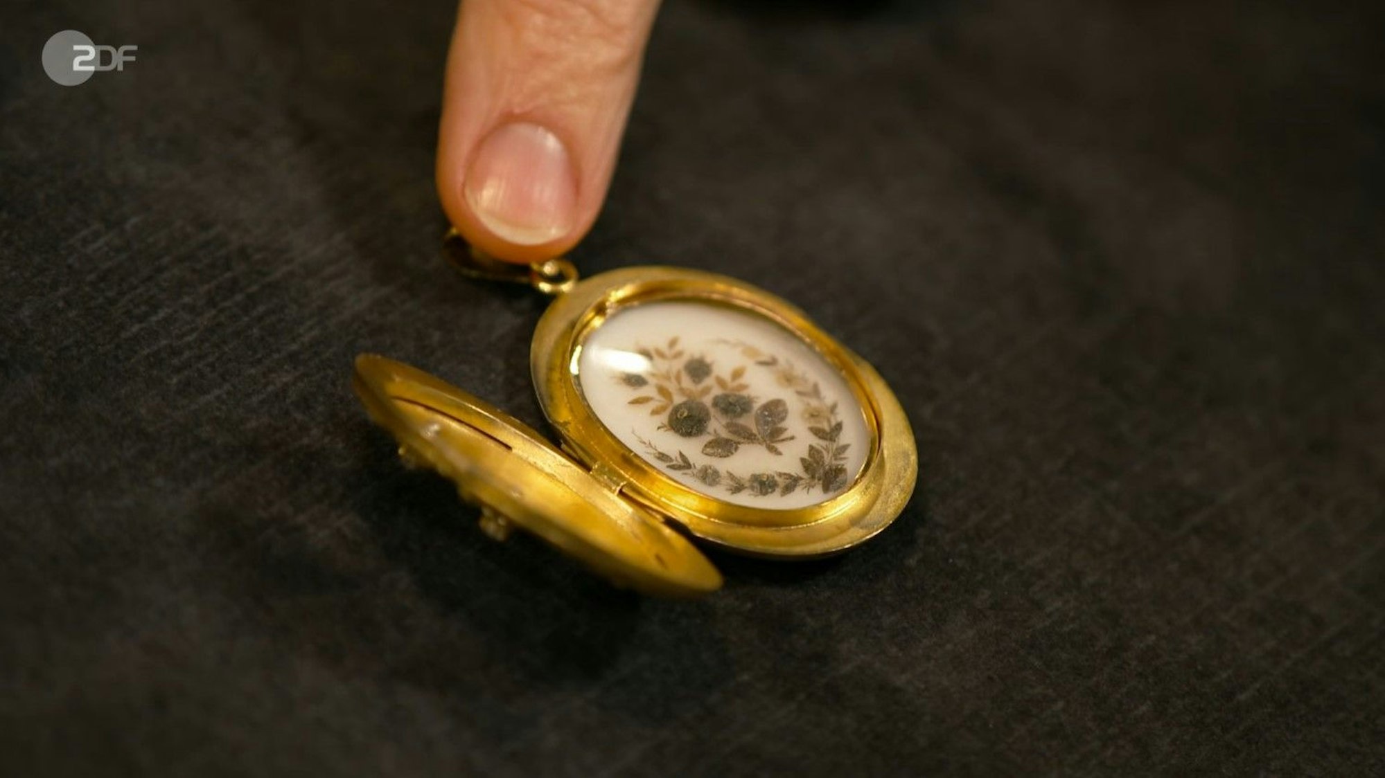 Expertin Wendela Horz weiß bei „Bares für Rares“ auf das Besindere der Brosche hin.