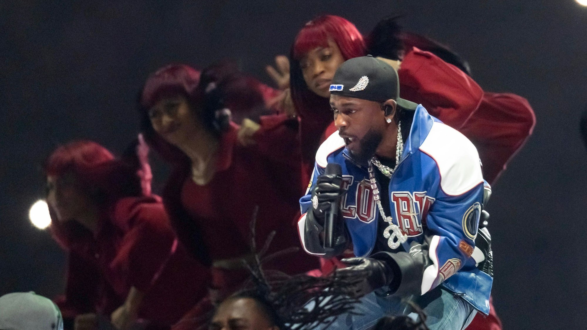 Das Foto zeigt den Rapper Kendrick Lamar bei seinem Auftritt während der Halbzeit-Show des Superbowls 2025. Foto: xMarkxJ.xRebilasx / IMAGO