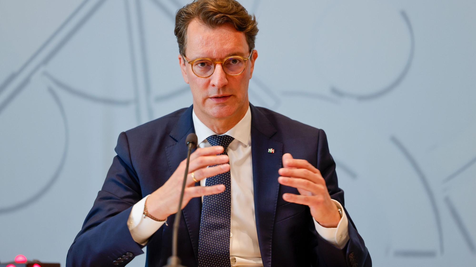 NRW-Ministerpräsident Hendrik Wüst (CDU) bei einem Vortrag.