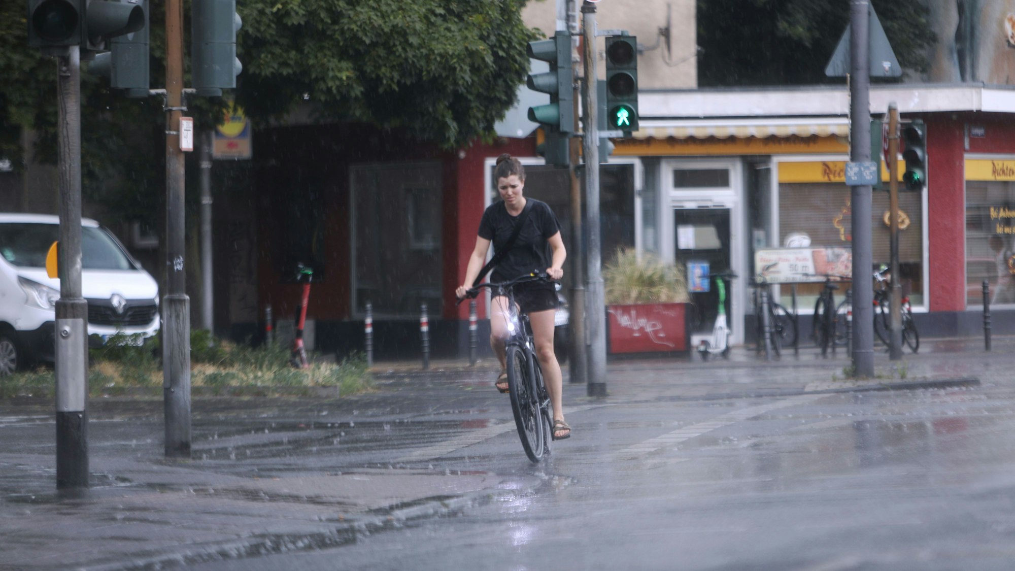 Osterather Straße in Köln: Regen und Unwetter nach der Hitze.