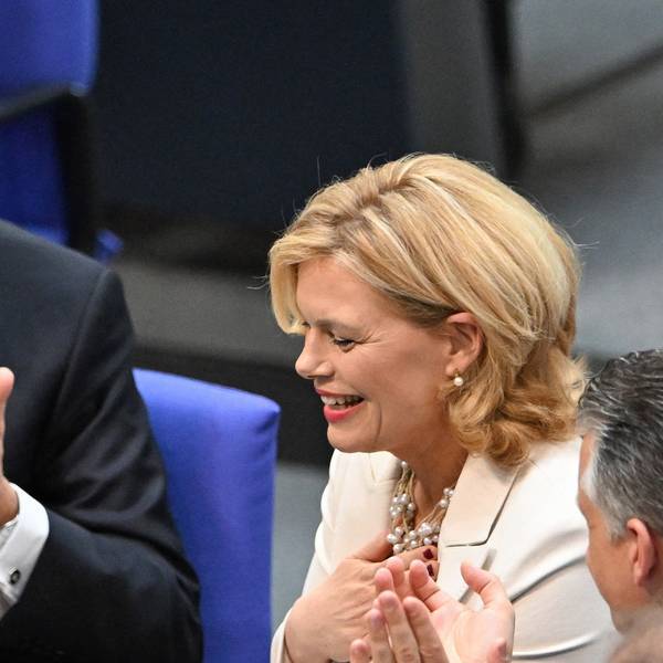 Friedrich Merz applaudiert Julia Klöckner nach ihrer Wahl zur Bundestagspräsidentin. Der Kanzler hat sich in der Debatte um die Regenbogenflagge am Bundestag hinter Klöckner gestellt. (Archivbild)