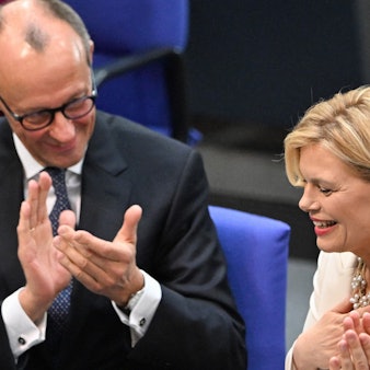 Friedrich Merz applaudiert Julia Klöckner nach ihrer Wahl zur Bundestagspräsidentin. Der Kanzler hat sich in der Debatte um die Regenbogenflagge am Bundestag hinter Klöckner gestellt. (Archivbild)
