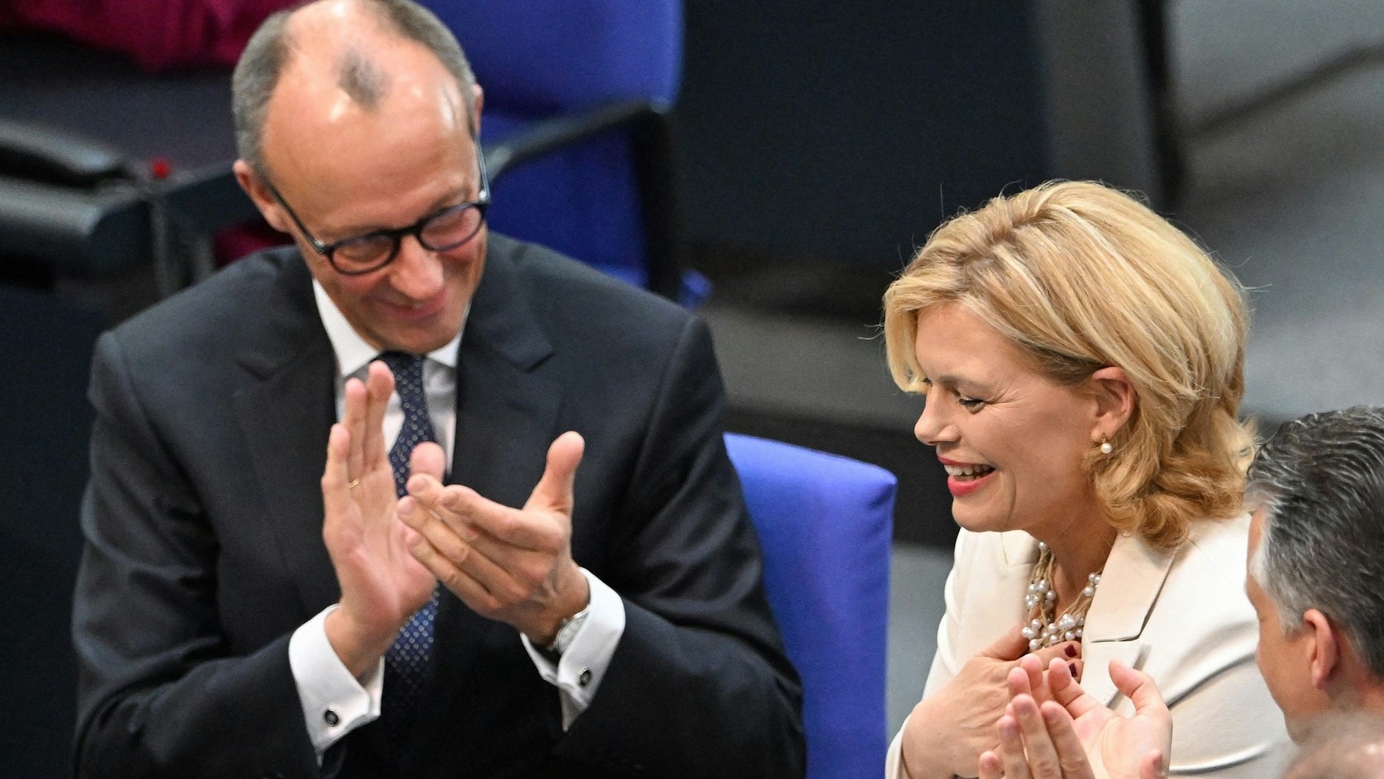 Friedrich Merz applaudiert Julia Klöckner nach ihrer Wahl zur Bundestagspräsidentin. Der Kanzler hat sich in der Debatte um die Regenbogenflagge am Bundestag hinter Klöckner gestellt. (Archivbild)
