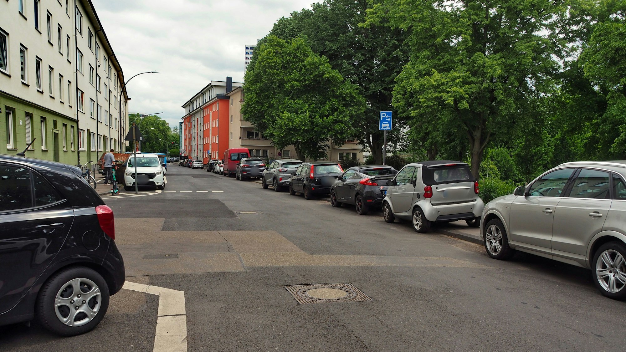 Eine Querungshilfe auf dem Zollstocksweg soll Fußgängern – darunter vielen Grundschülern – ein sicheres Queren der Straße ermöglichen.