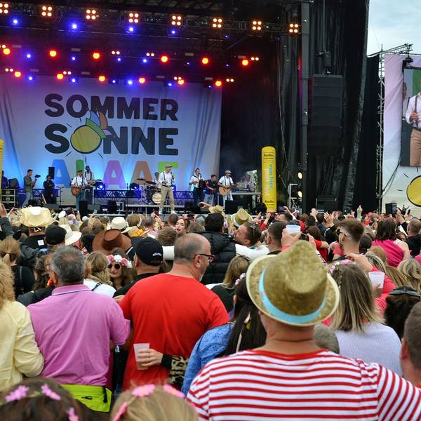 Im Sommer 2024 feiern zahlreiche Besuche vor der Bühne das Festival Sommer Sonne Alaaf in Zülpich.