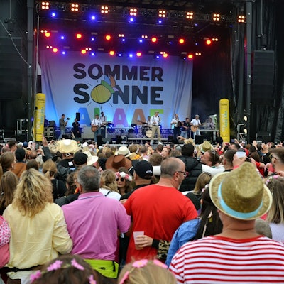 Im Sommer 2024 feiern zahlreiche Besuche vor der Bühne das Festival Sommer Sonne Alaaf in Zülpich.