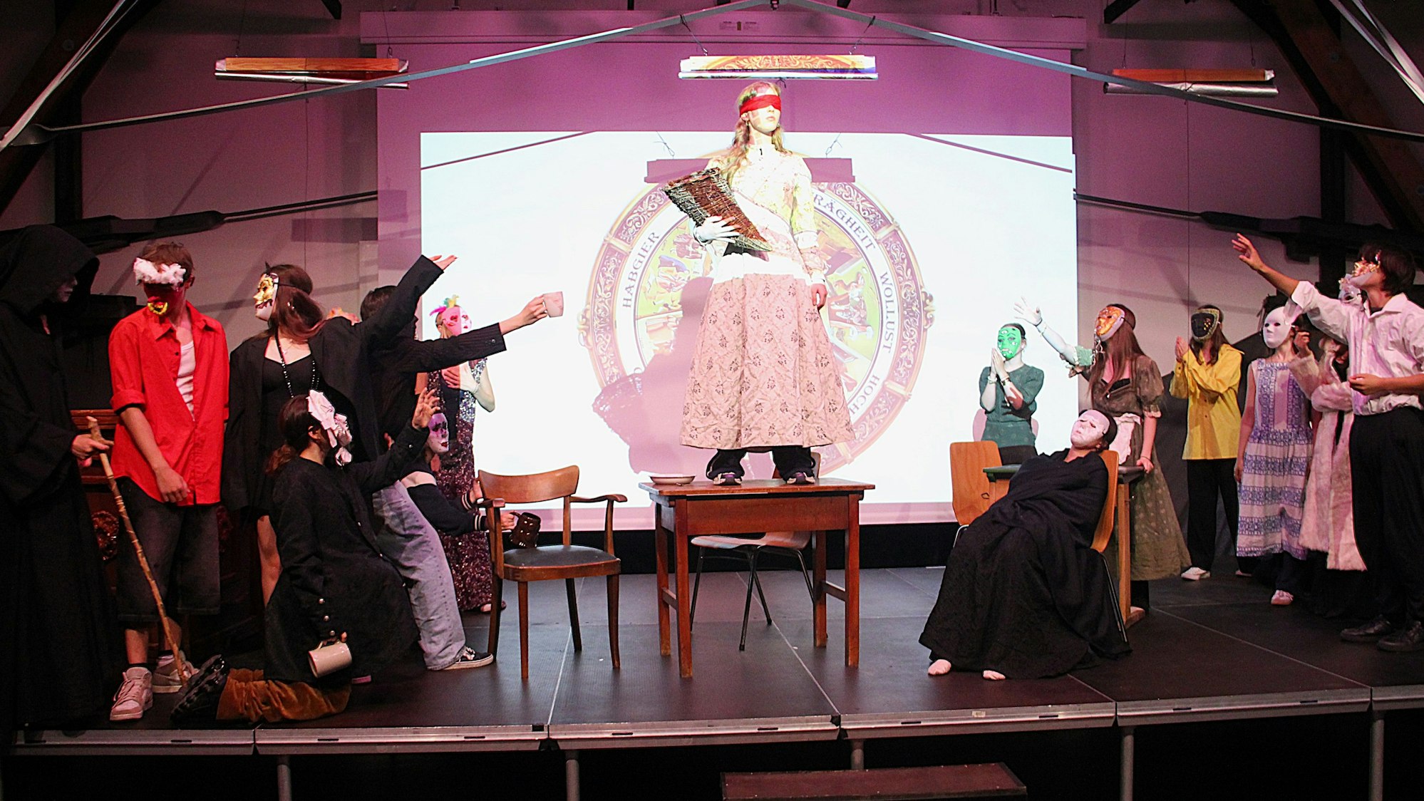 Schülerinnen und Schüler des Kurses UNESCO-Weltkultur präsentieren auf der Bühne der Aula des Hansa-Gymnasiums ihr Theaterstück „todsuenden.exe“.