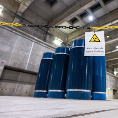 So sieht es im Atom-Zwischenlager in Ahaus aus. Auf einem Schild in der östlichen Lagerhalle steht: „Kontrollbereich - Vorsicht Strahlung“