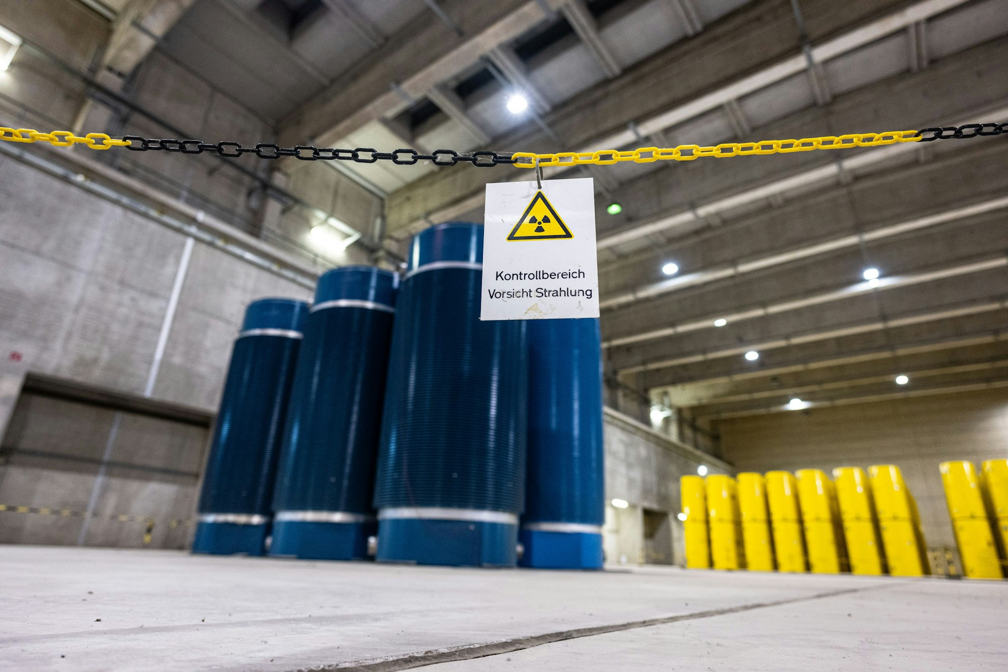 So sieht es im Atom-Zwischenlager in Ahaus aus. Auf einem Schild in der östlichen Lagerhalle steht: „Kontrollbereich - Vorsicht Strahlung“