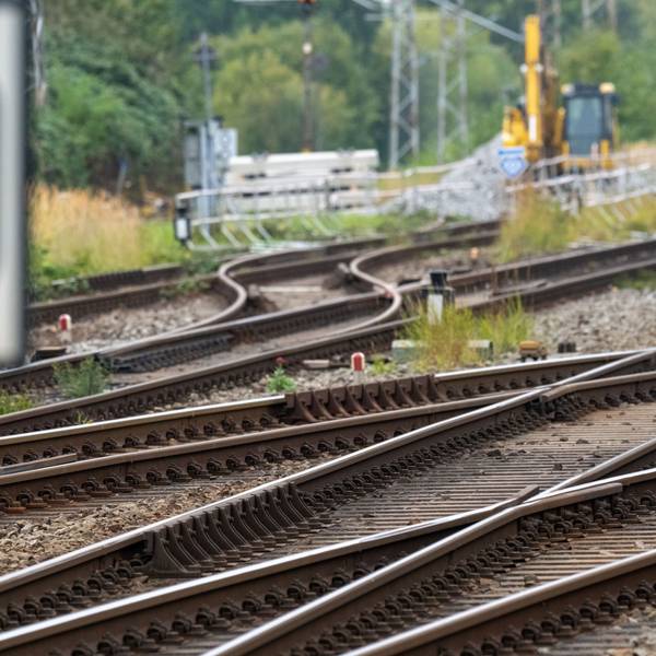 ARCHIV - 17.09.2024, Mecklenburg-Vorpommern, Stralsund: Blick auf die Bahngleise am Bahnhof Stralsund. In der Diskussion um das Rügener LNG-Terminal hatte der Bund einen schnelleren Bahnausbau in Vorpommern in Aussicht gestellt. (zu dpa: «Sonderzug von Rügen nach Berlin - Streckenausbau gefordert») Foto: Stefan Sauer/dpa +++ dpa-Bildfunk +++