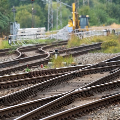 ARCHIV - 17.09.2024, Mecklenburg-Vorpommern, Stralsund: Blick auf die Bahngleise am Bahnhof Stralsund. In der Diskussion um das Rügener LNG-Terminal hatte der Bund einen schnelleren Bahnausbau in Vorpommern in Aussicht gestellt. (zu dpa: «Sonderzug von Rügen nach Berlin - Streckenausbau gefordert») Foto: Stefan Sauer/dpa +++ dpa-Bildfunk +++